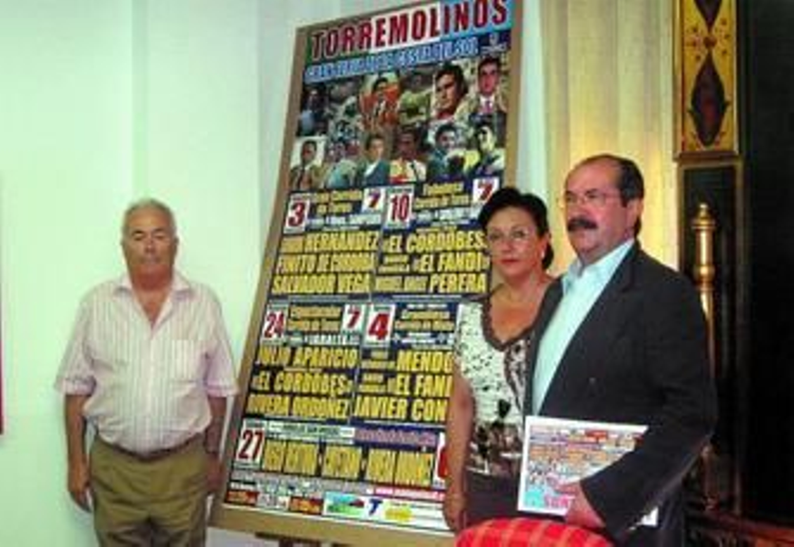 El presidente de la plaza de toros Francisco Carmona (izquierda), la edil Encarnación Navarro y Curro Conde.