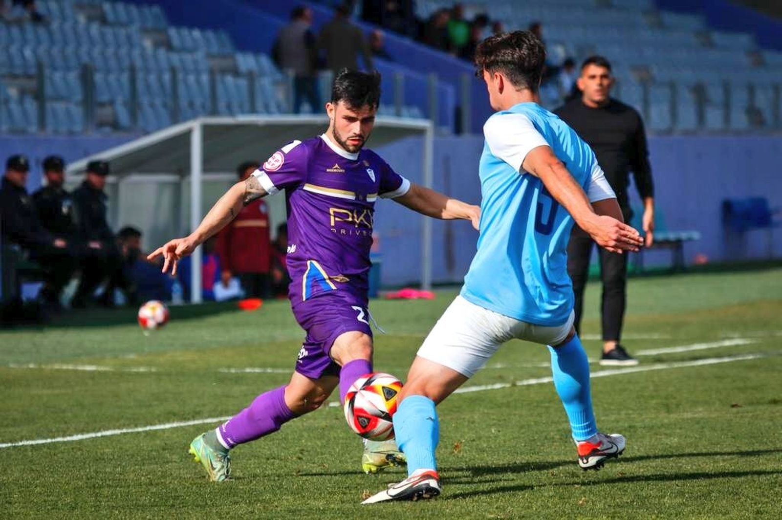 El defensa Pablo Fernández, quien ha dejado el equipo esta semana, trata de evitar la incursión de un rival.