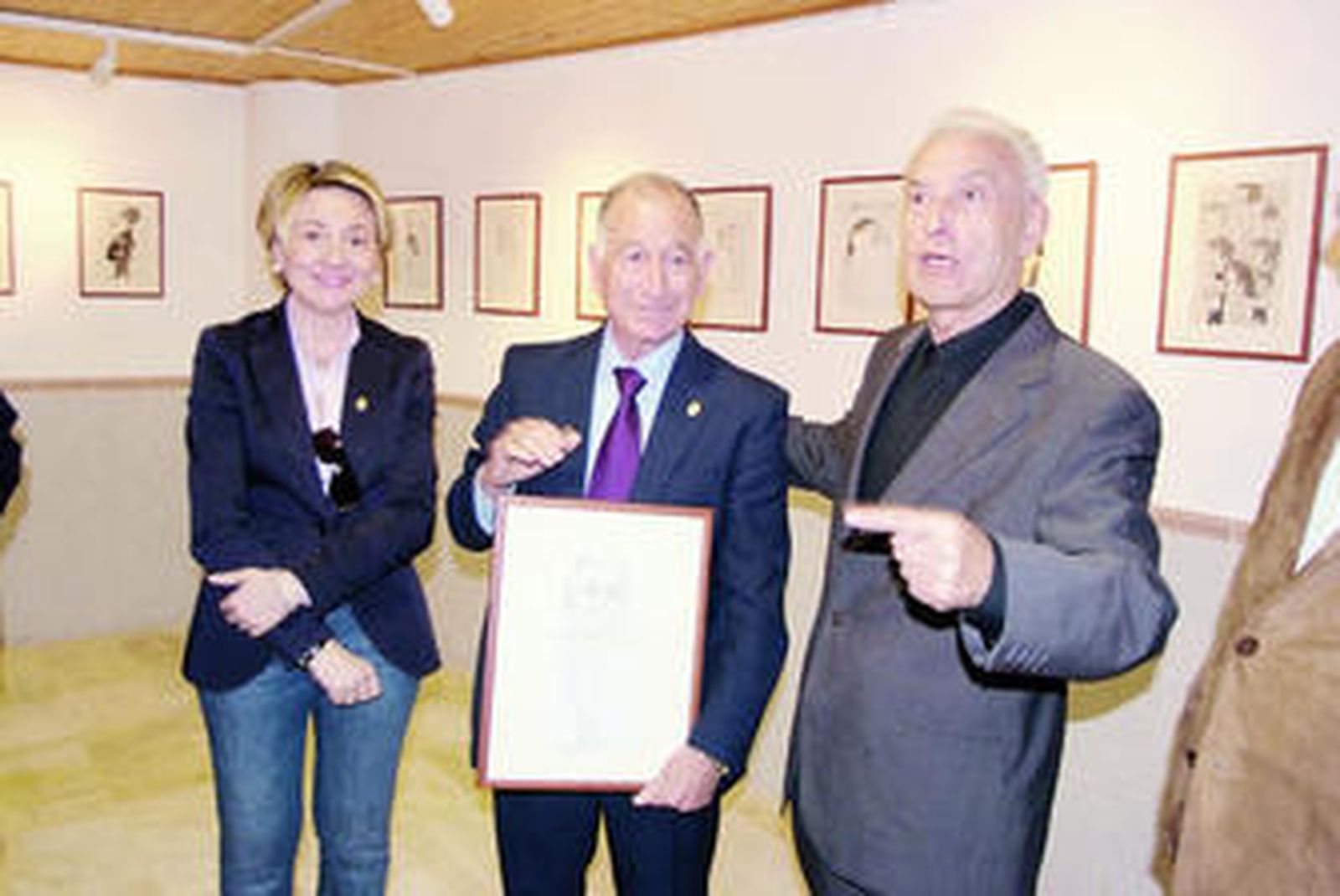 Bartolome Marín entrega una caricatura a Gabriel Amat.