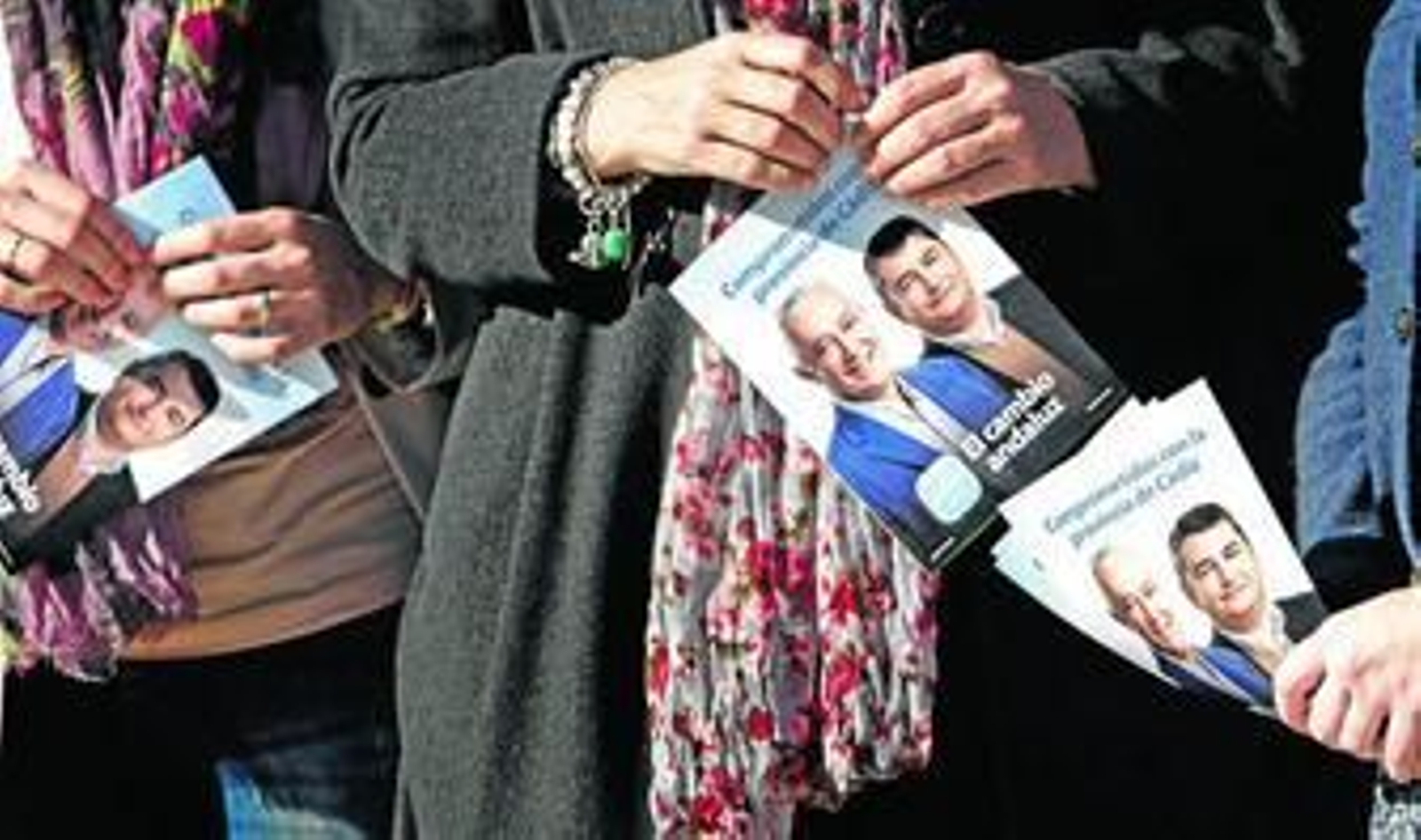 Políticos del PP-A sujetan el folleto del programa electoral del partido para la provincia, ayer, en la capital.