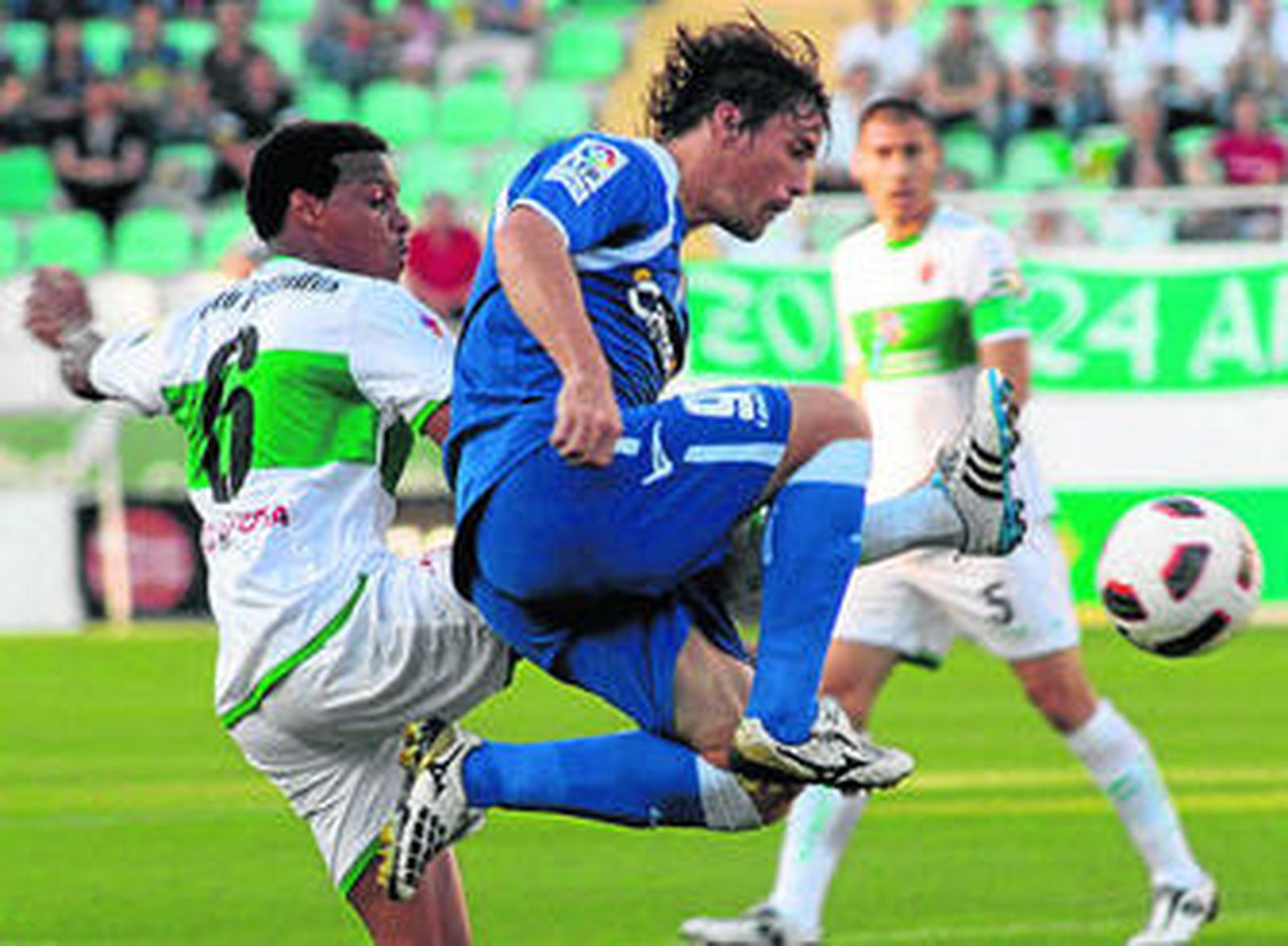 Mario Bermejo se anticipa al ilicitano Vasco Fernandes.