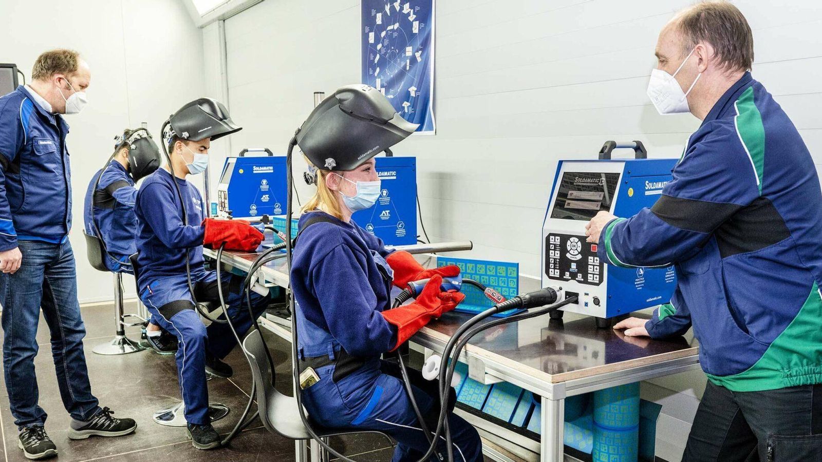 Soldadores de BMW siendo formados con Soldamatic.