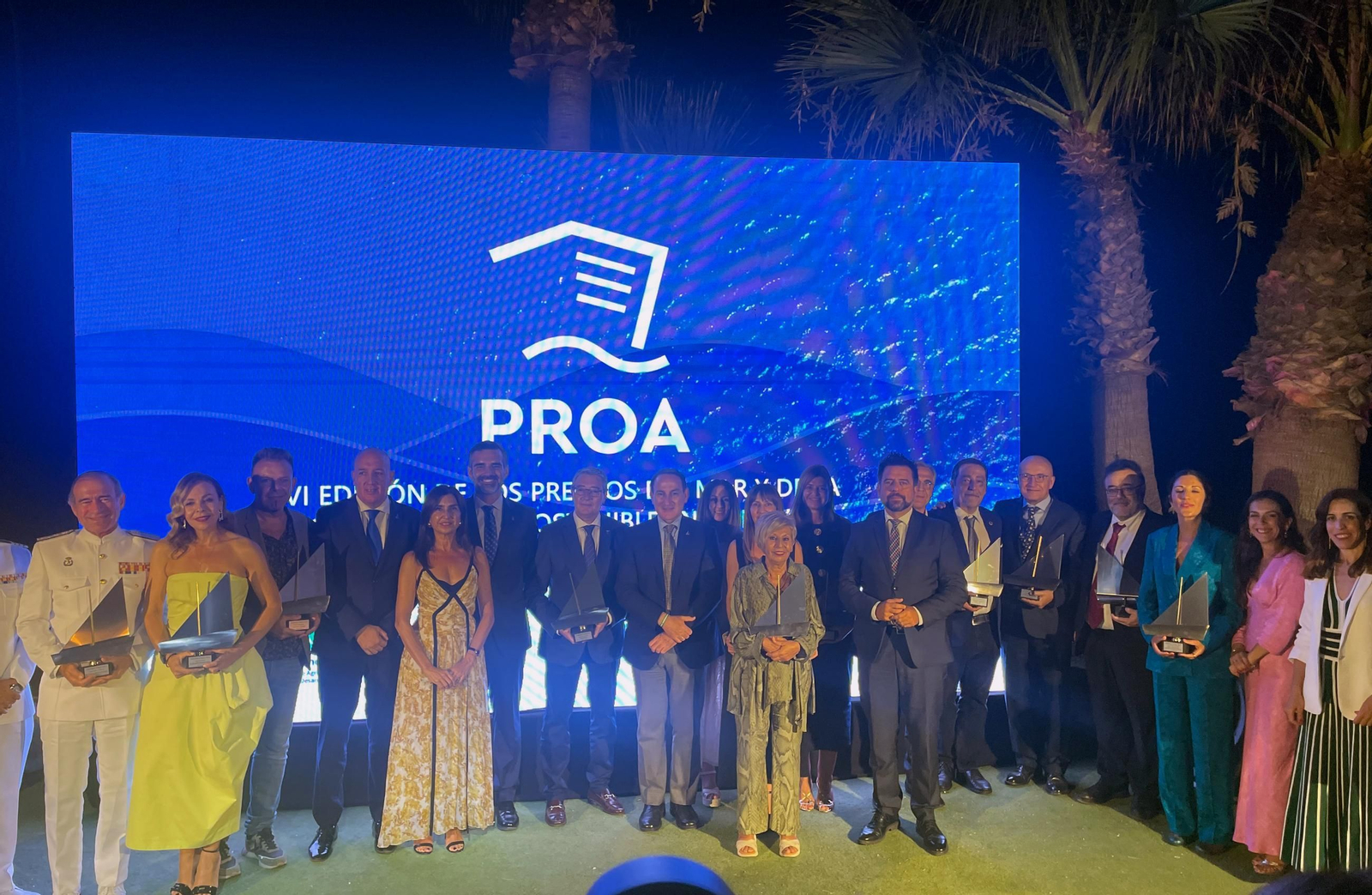 Foto del grupo de premiados en los Premios Proa 2025.