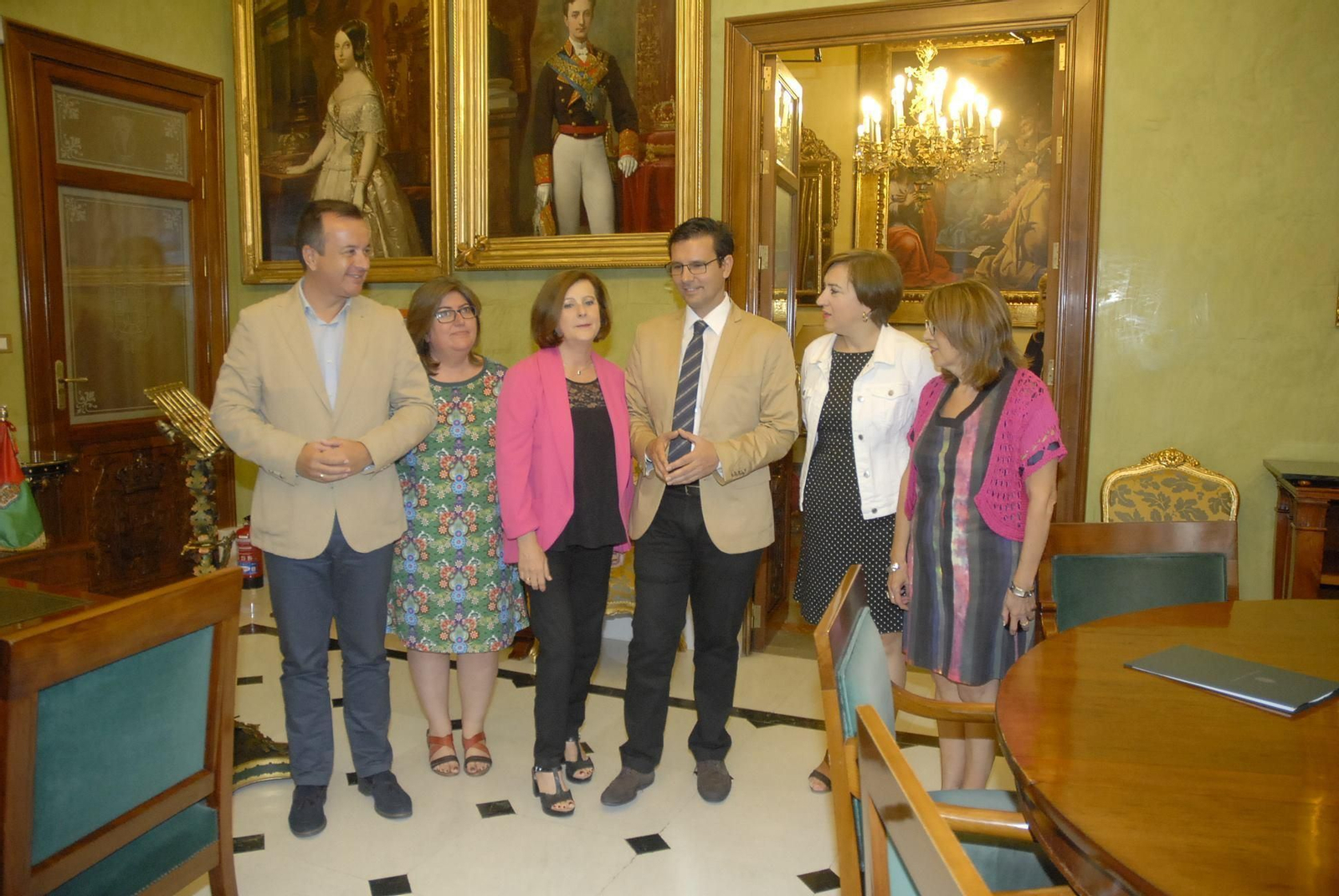 La consejera de Igualdad, María José Sánchez, eligió la capital para presentar este nuevo plan regional de empleo y ayuda a las familias.