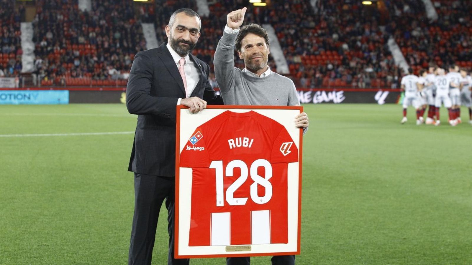 El técnico rojiblanco, junto con el CEO de la entidad almeriense.