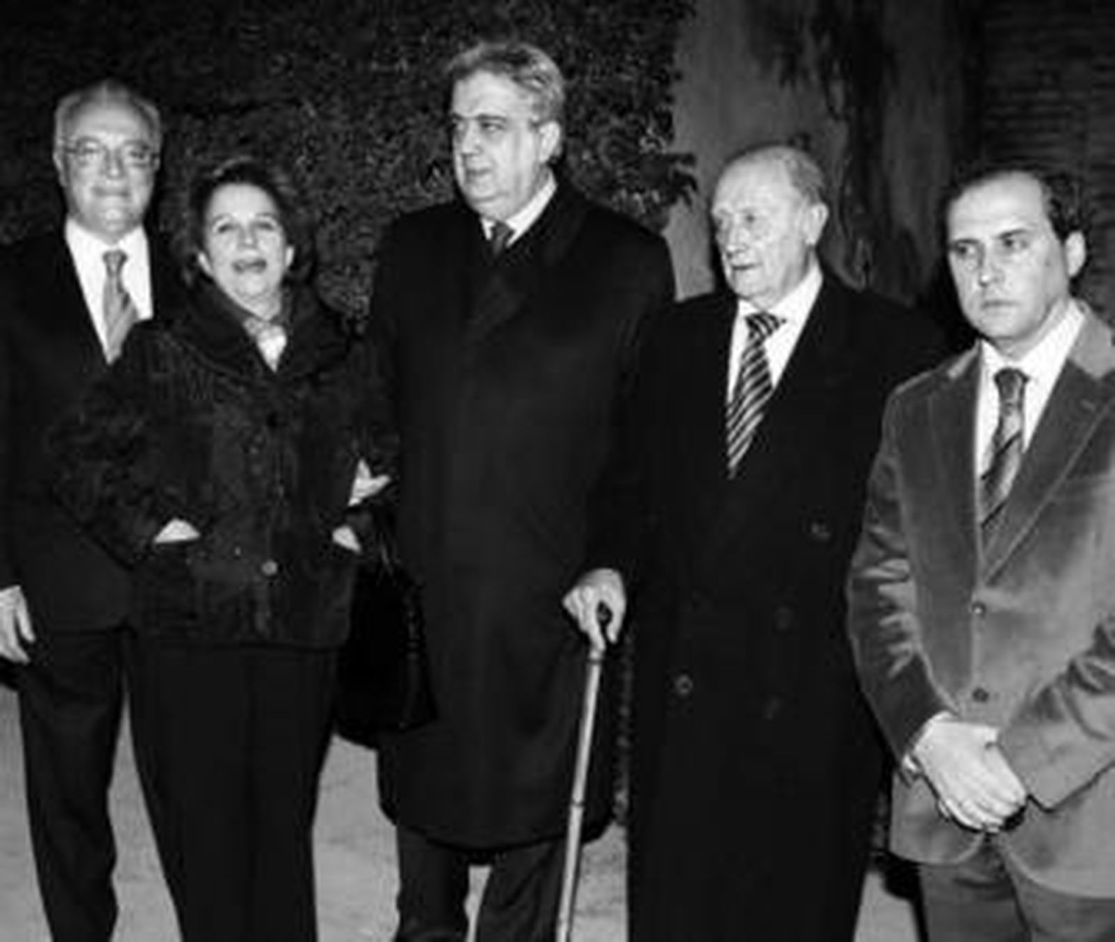Alvaro Enríquez, de la Sagrada Cena; Santiago Álvarez, de la Macarena; Miguel Ángel Moreno, director de Sevilla F.C. Radio y TV; el historiador del Arte Andrés Luque Teruel; Jesús Borjabad, de la Macarena; el pintor Fernando Aguado y Manuel Escobar, de la Cena.