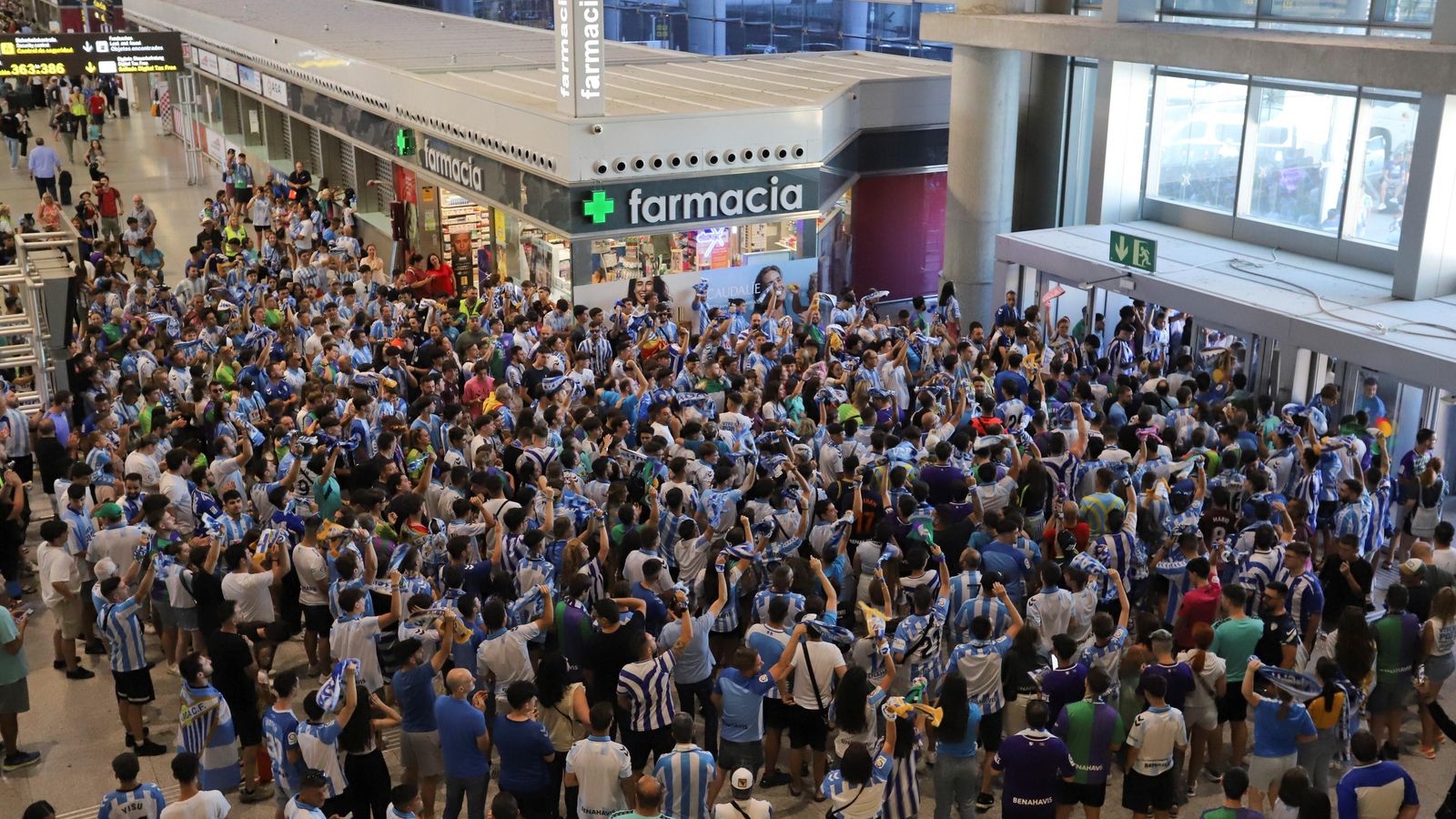 Las fotos de la afición despidiendo al Málaga en el aeropuerto antes de ir a Tarragona