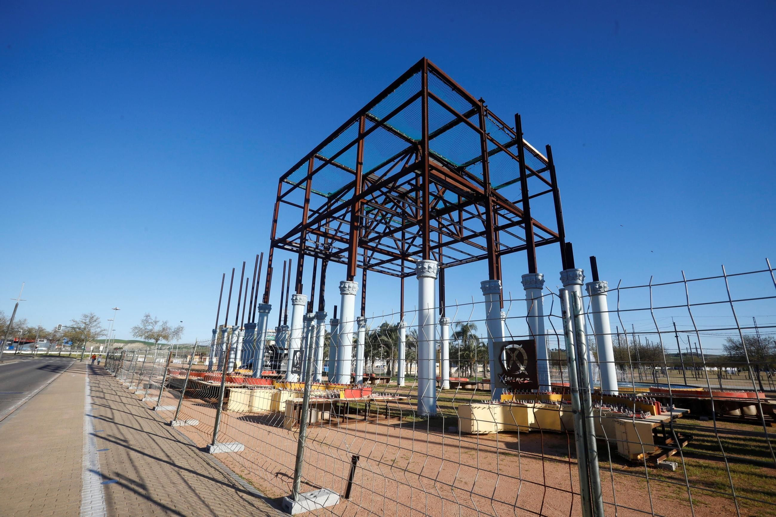 Cuenta atrás para la Feria de Córdoba 2025: las imágenes de la instalación de la portada