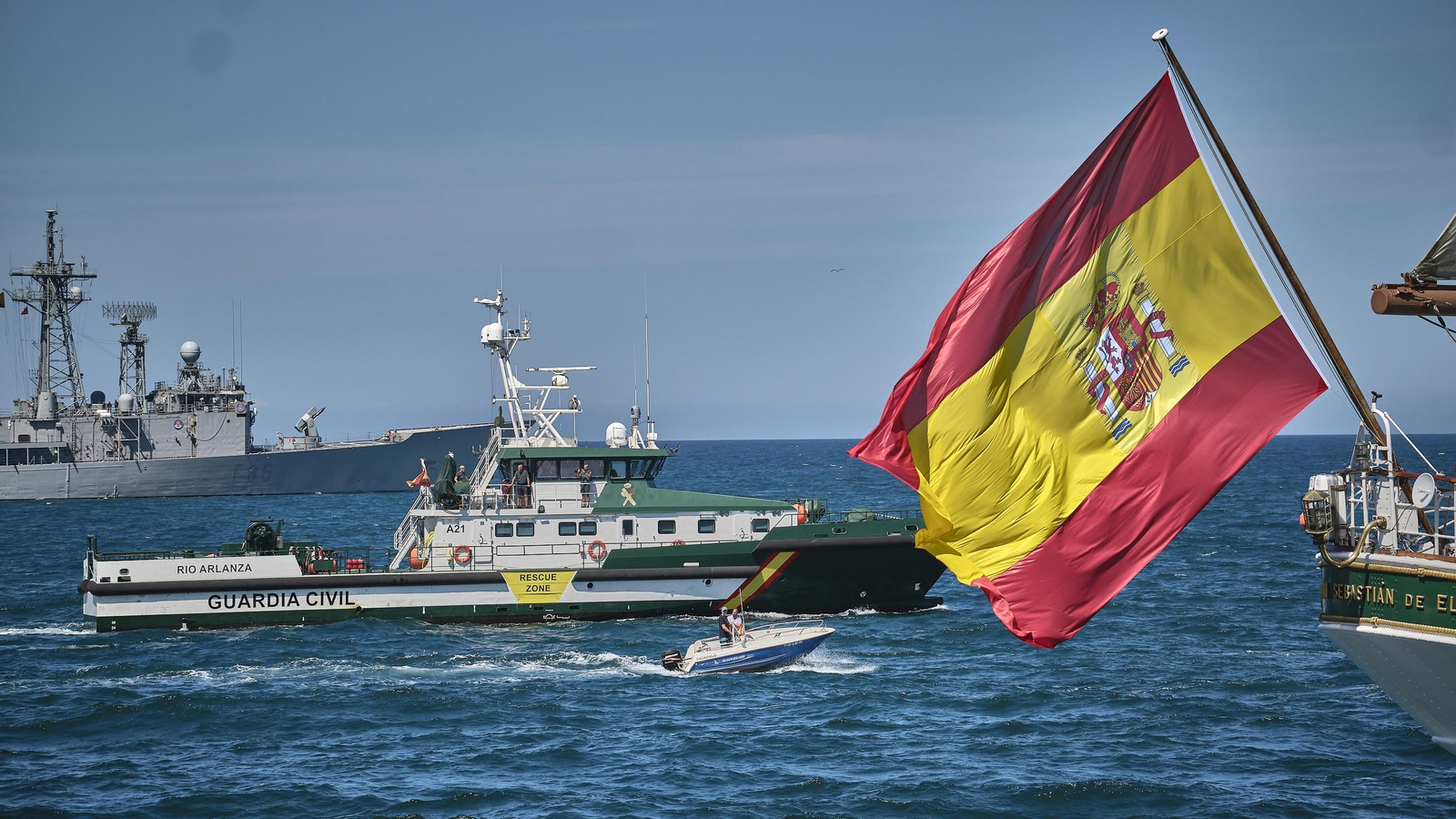 Parada naval y aérea en homenaje a Elcano en aguas de Sanlúcar. Parada naval y aérea en homenaje a Elcano en aguas de Sanlúcar.