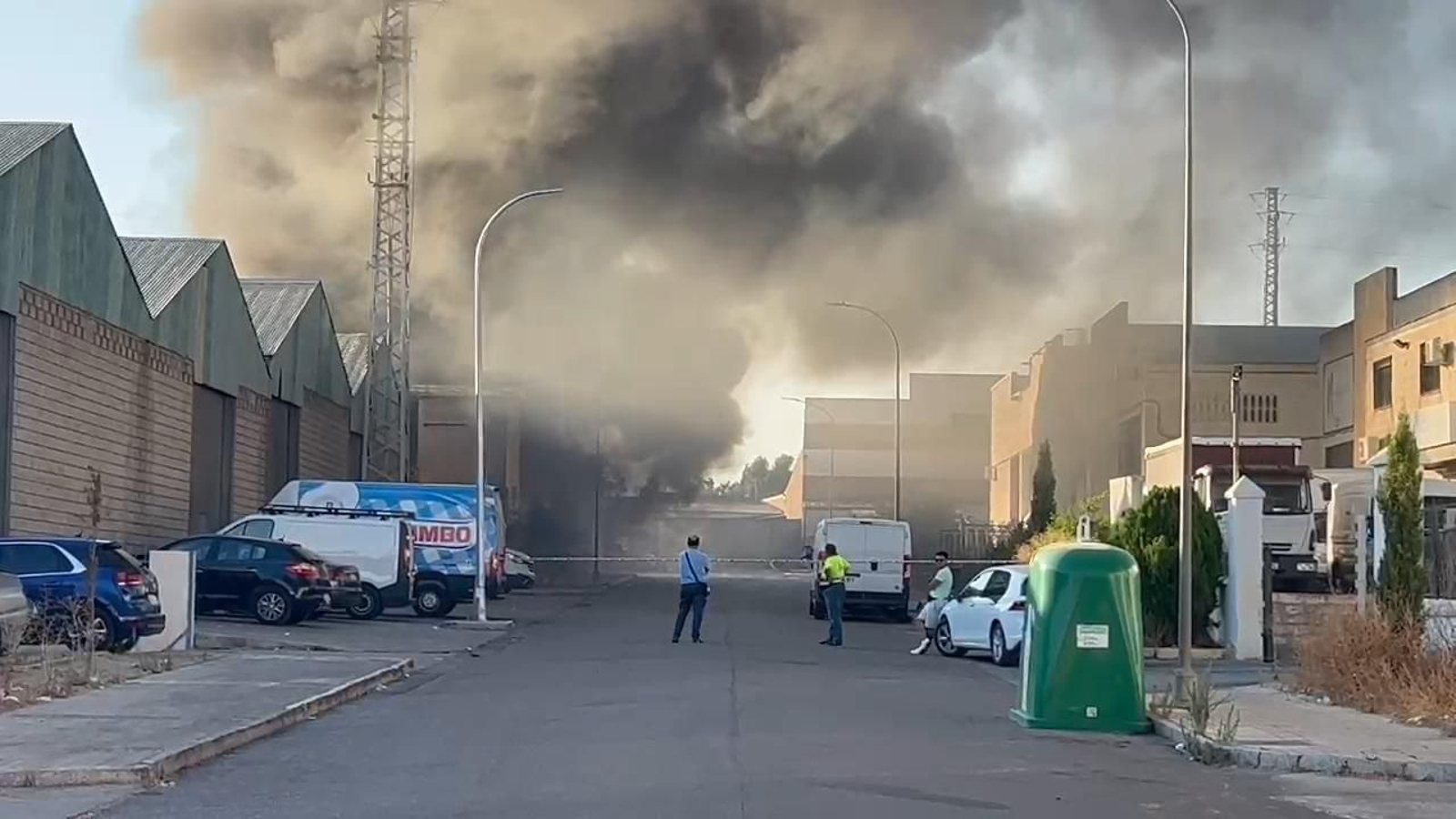 El incendio en una nave del polígono Asegra moviliza a los Bomberos de Granada