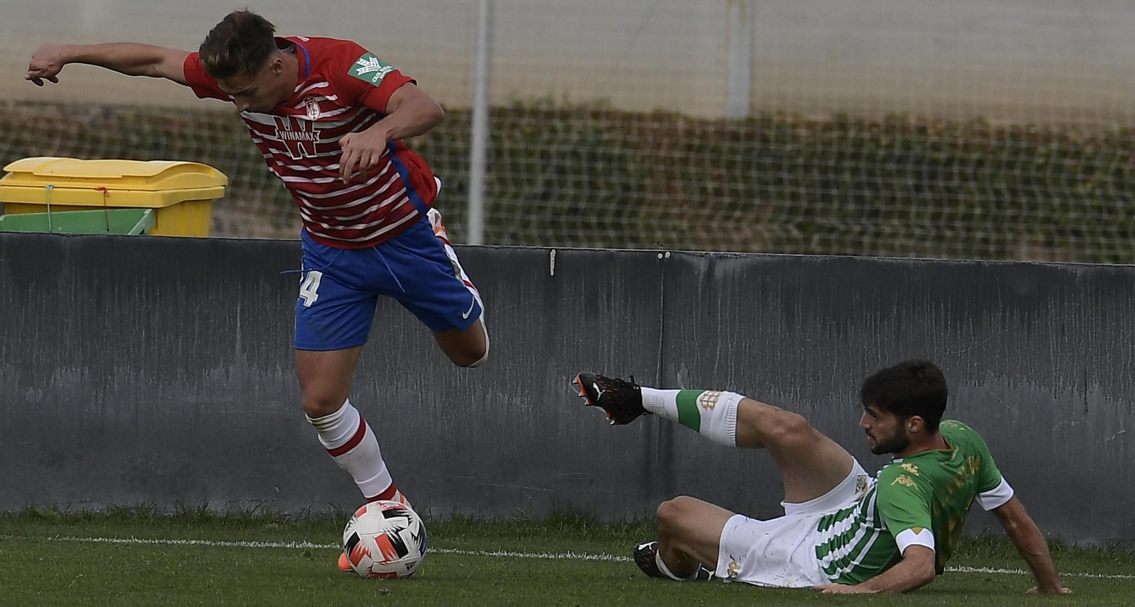 David Carmona se lanza al suelo para cortar un balón en la visita del Betis Deportivo al Recreativo Granada