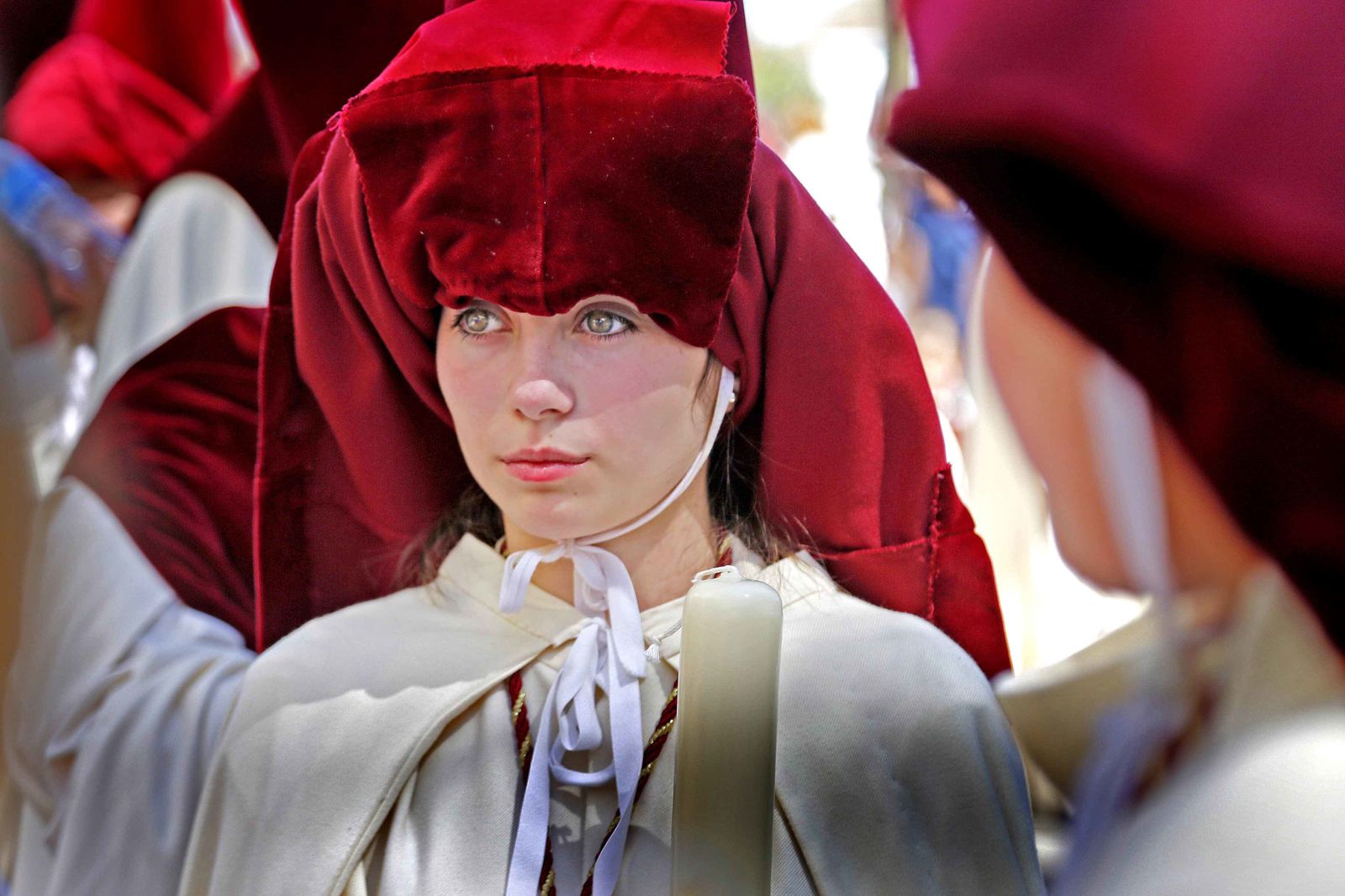 Mucho calor el que sufrieron los nazarenos ayer. Quienes tuvieron permiso pudieron levantar sus antifaces.