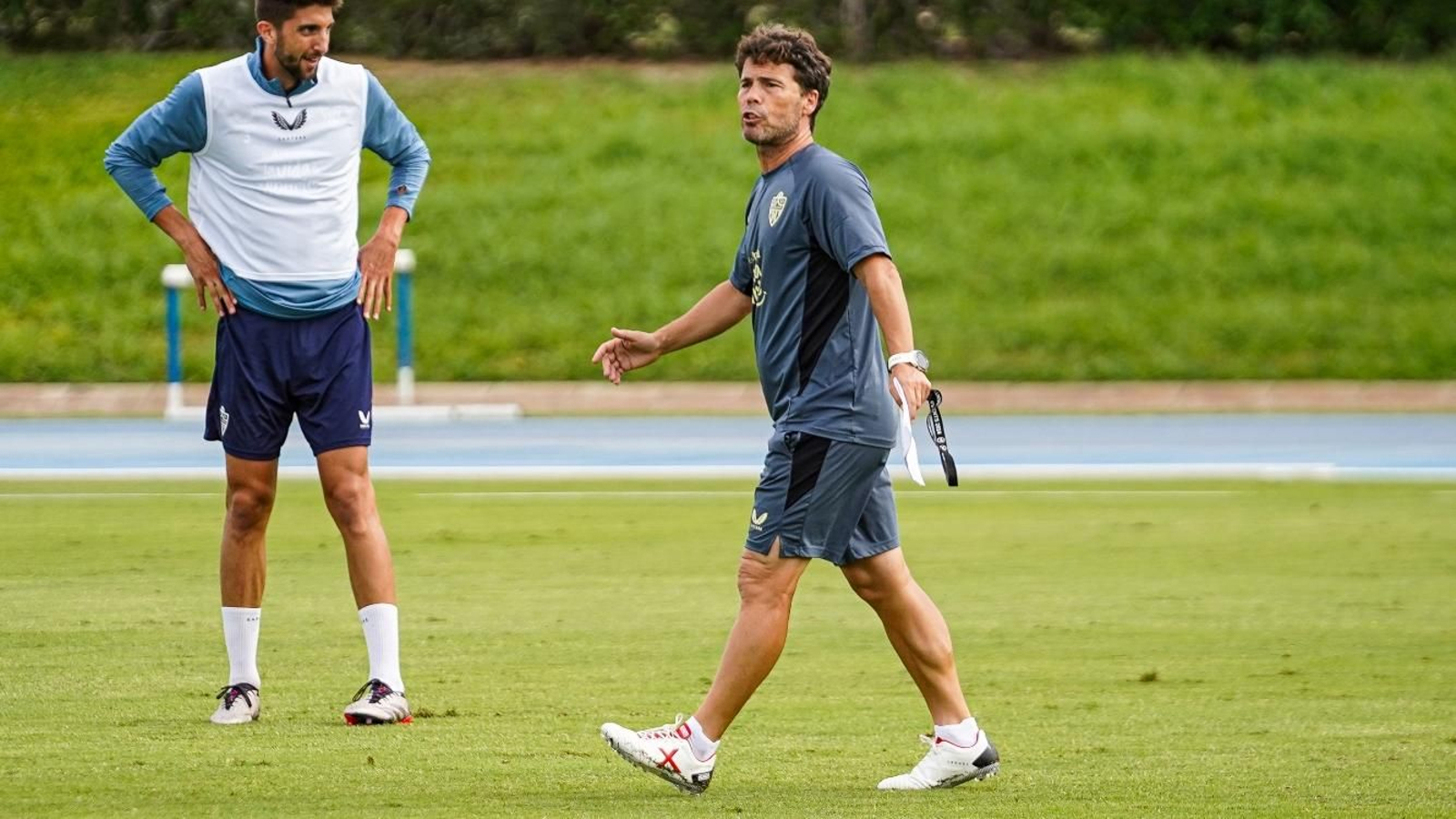 Rubi da órdenes a sus futbolistas en una de las sesiones de la semana.