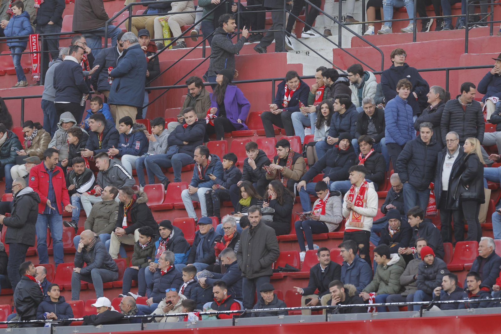 Búscate en las fotos del Sevilla-Elche