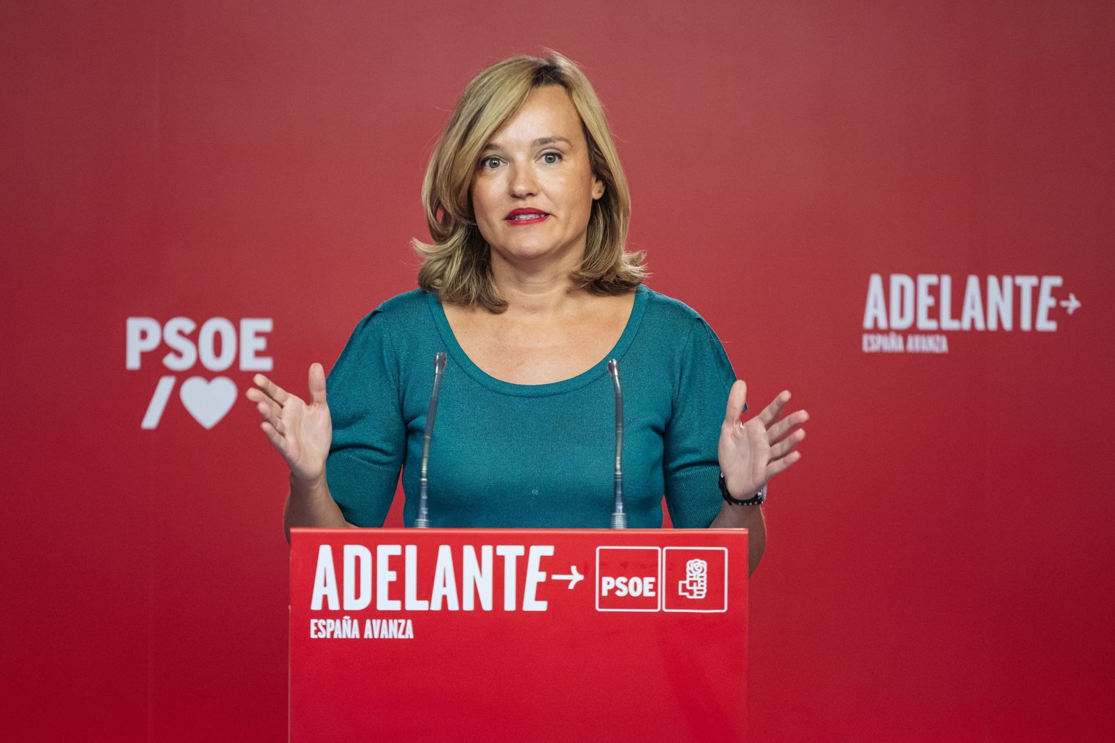 Pilar Alegría atiende a los medios de comunicación.
