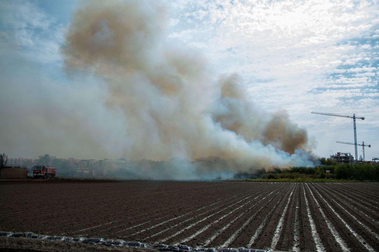 Varias dotaciones de Bomberos trabajan en un incendio en la vega de Salobreña