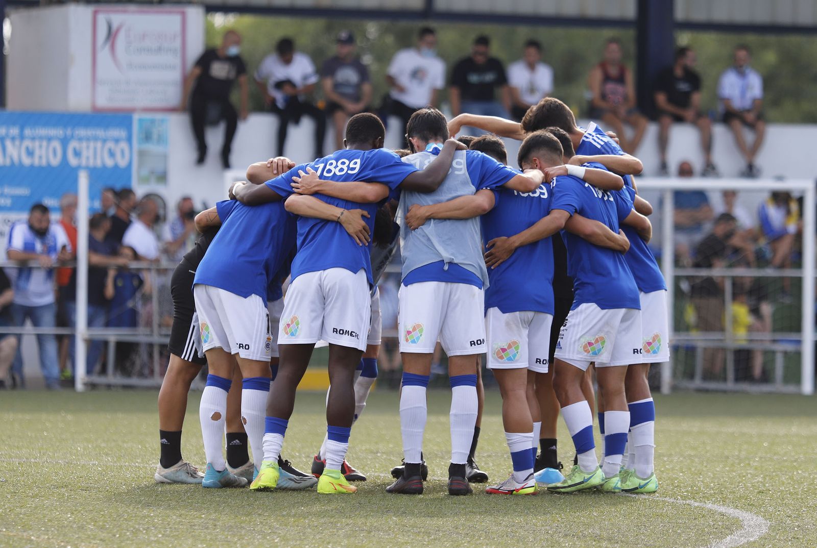 Imágenes del encuentro entre el Conil y el Recreativo de Huelva