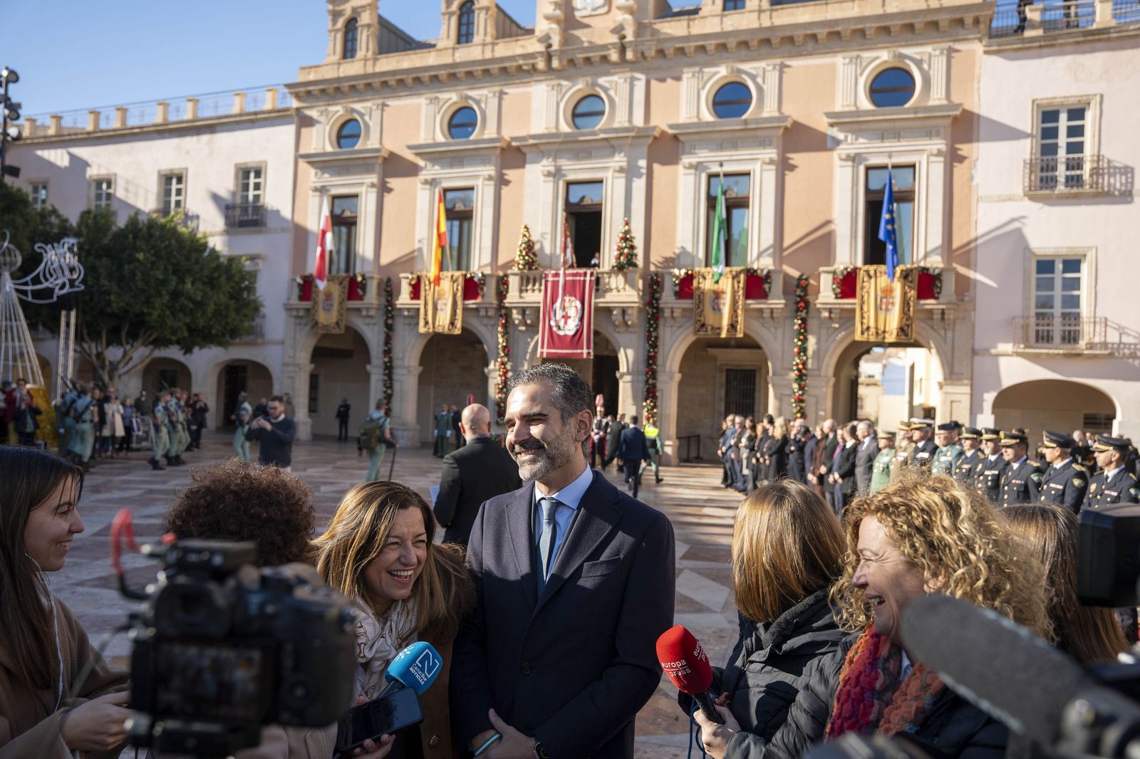 El Pendón vuelve a alzarse en Almería: memoria y ciudad bajo la luz de diciembre