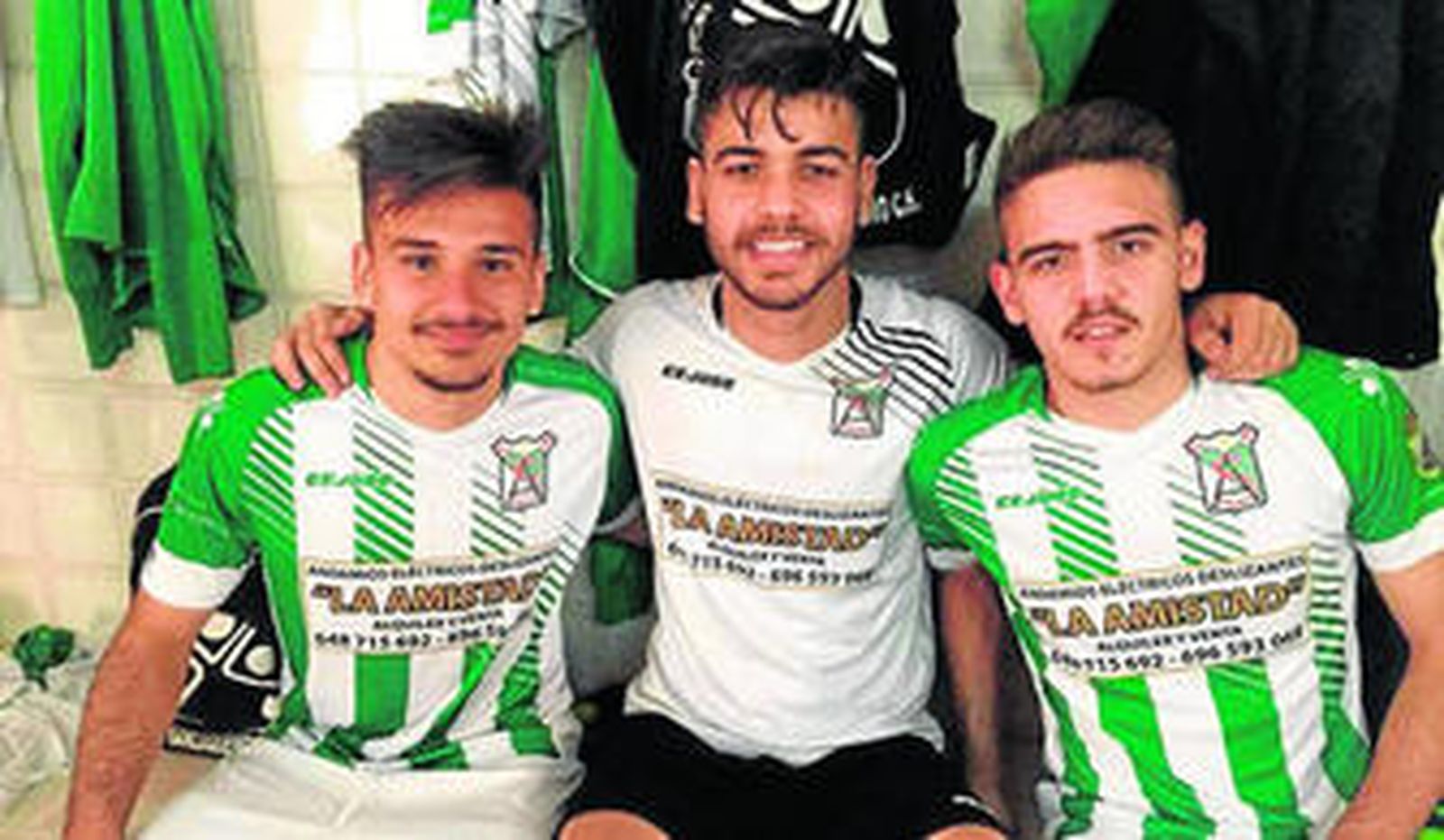 Alfonso Garrucho, en el centro, junto a dos de sus compañeros en las filas del Sanluqueño la temporada pasada.