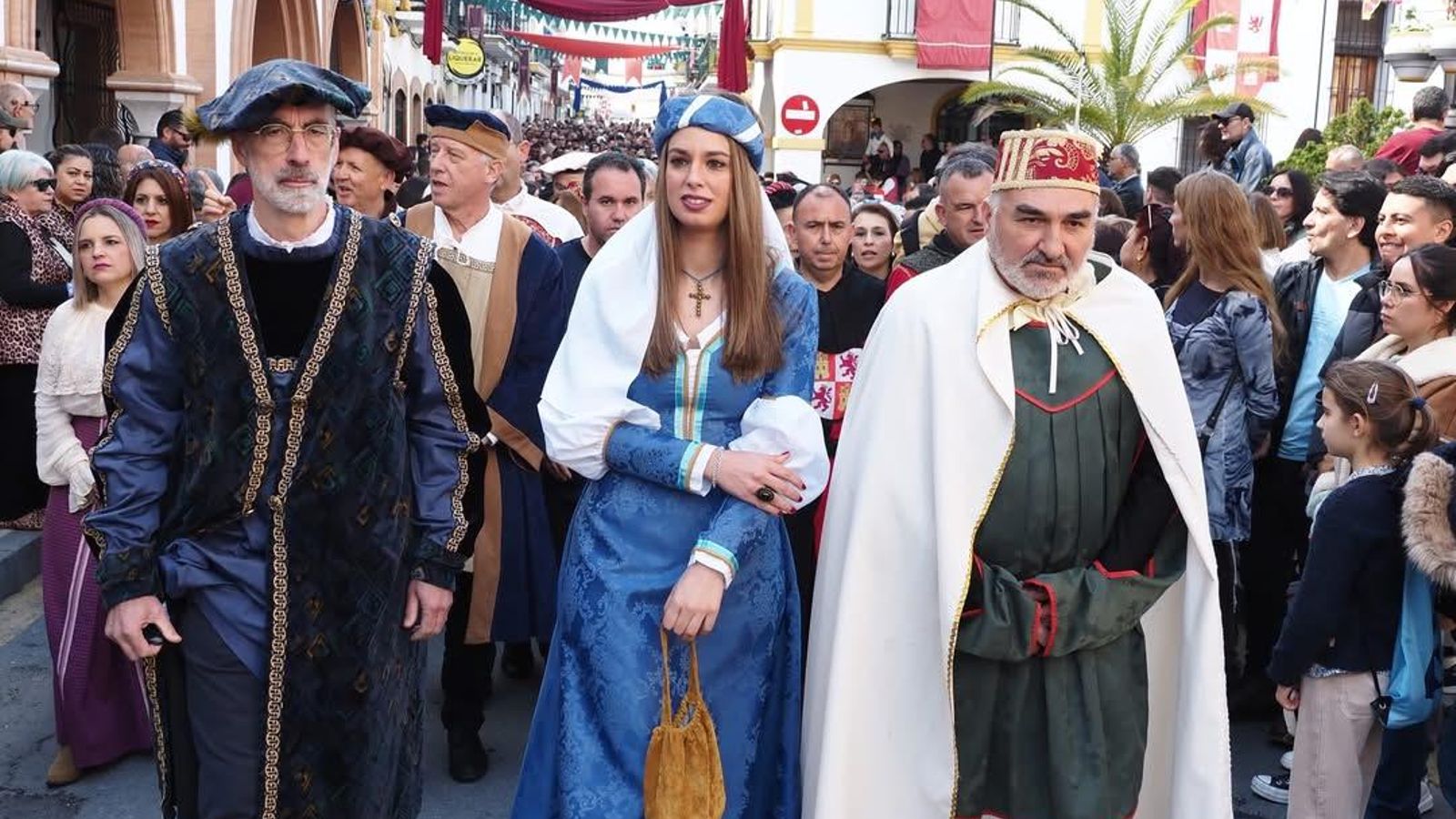 La alcaldesa, Milagros Romero, durante el gran desfile inaugural de la Feria.