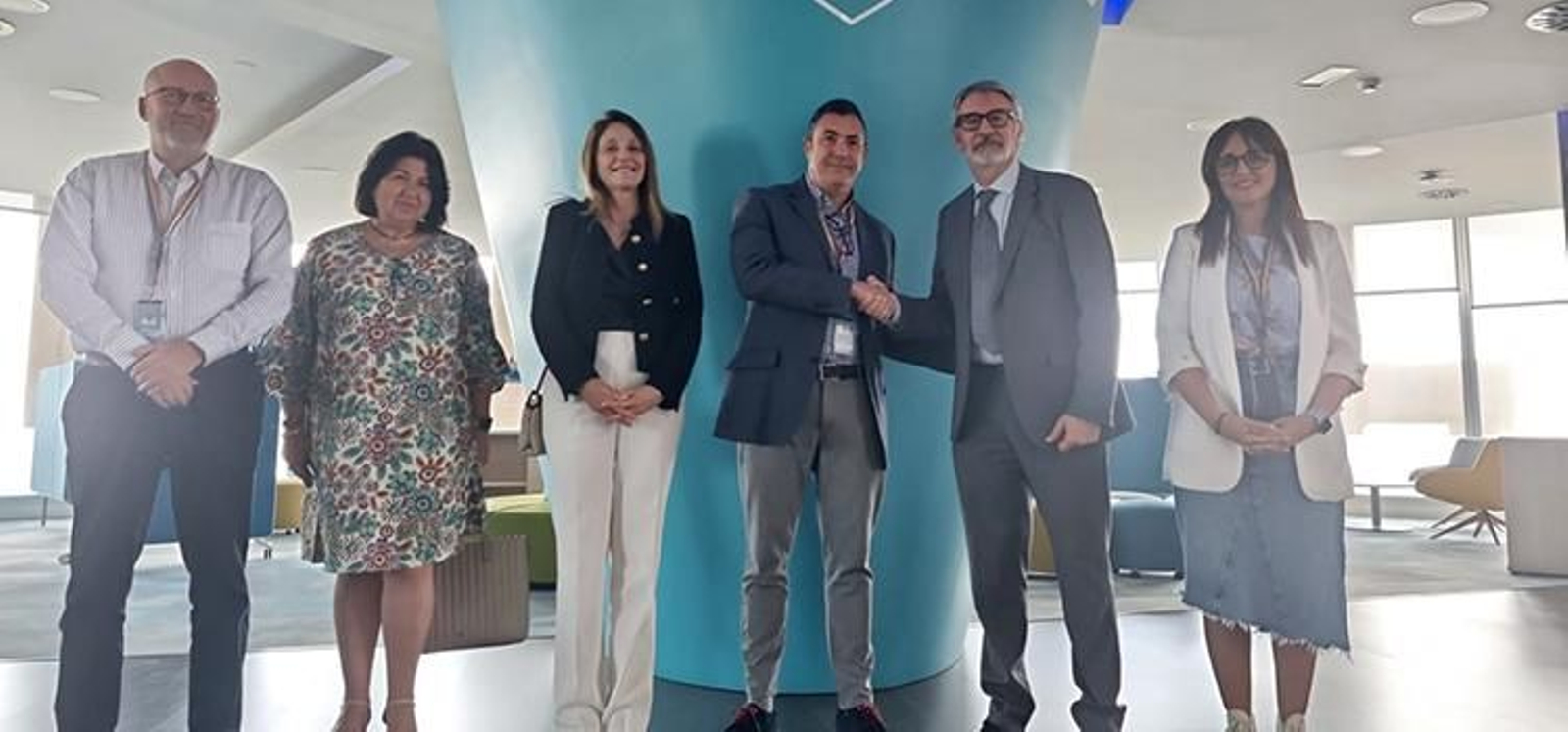 El rector de la UCA, Francisco Piniella, y representates de Maersk