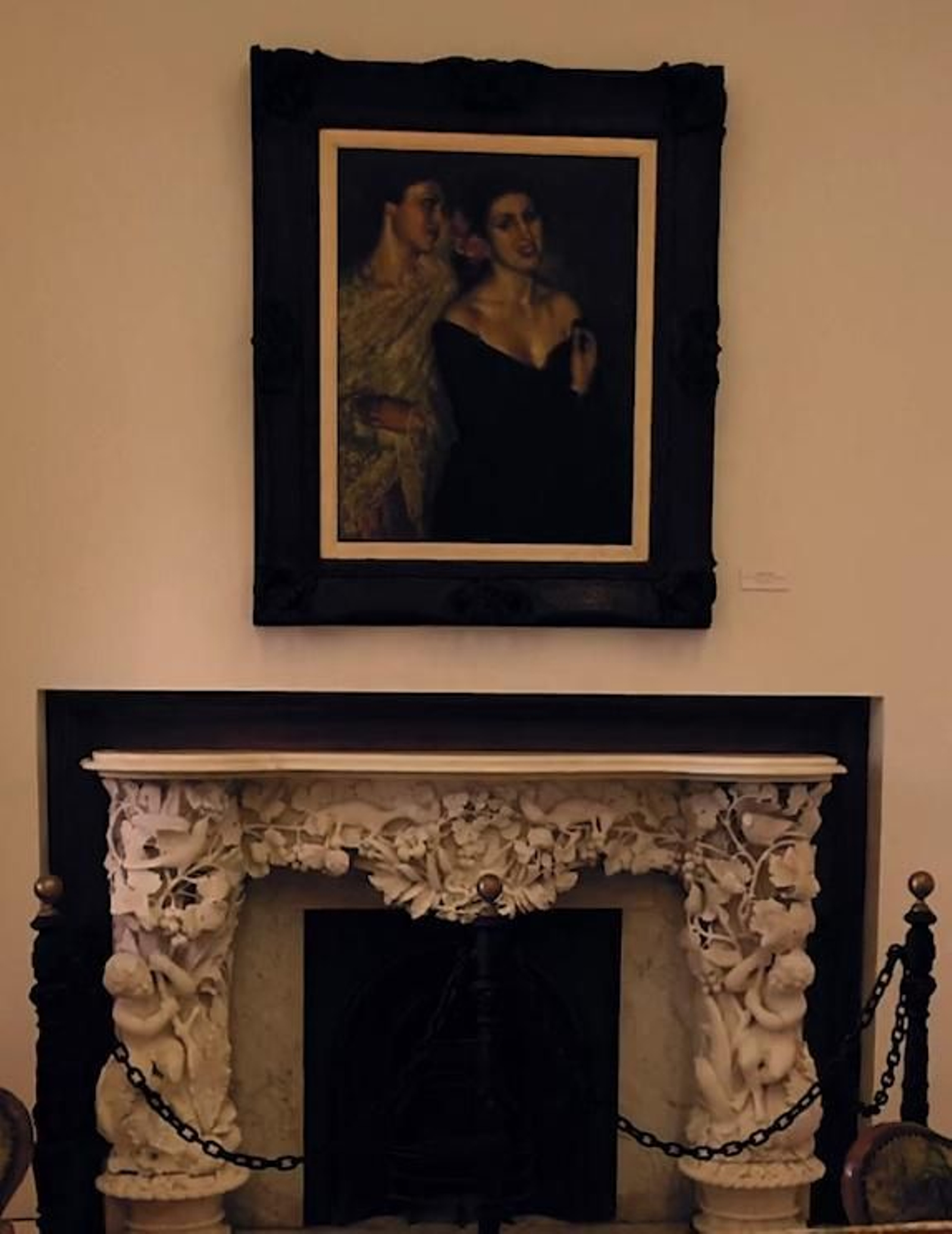 Cuadro de Cruz Herrera sobre la chimenea