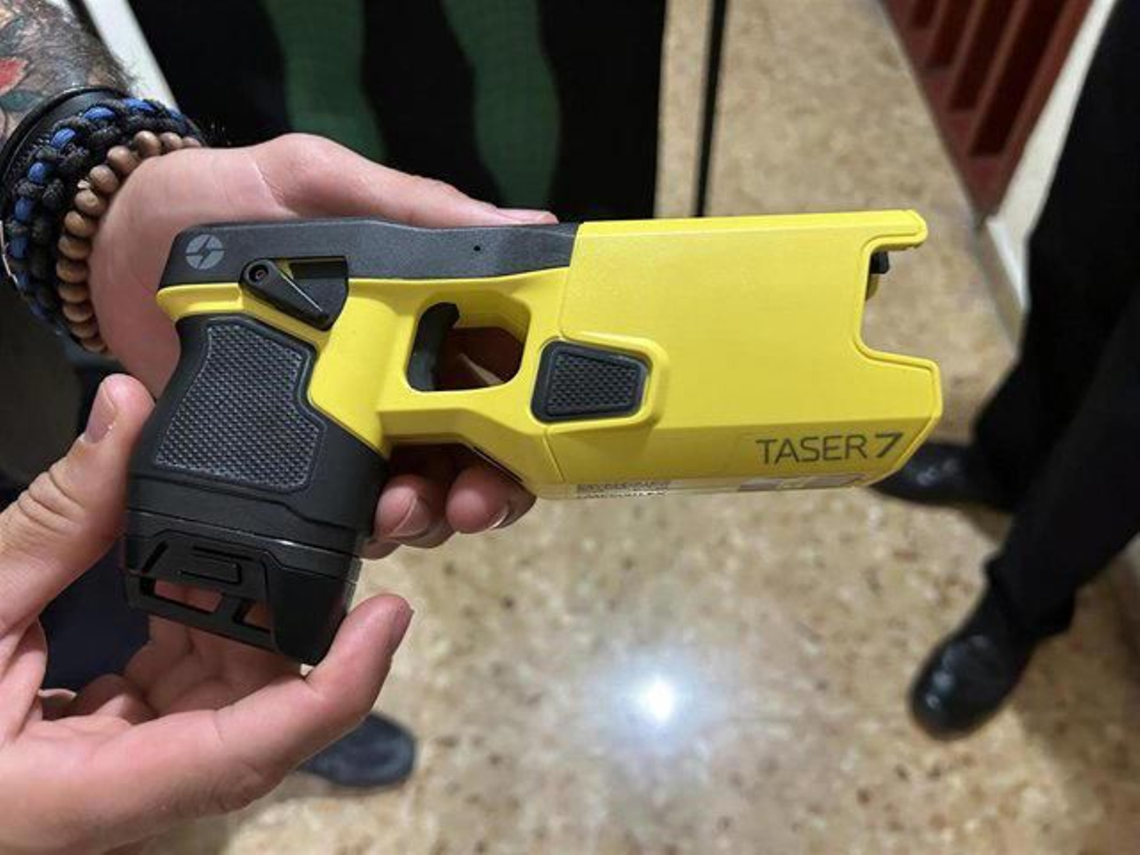 Taser, el arma no letal que reclama la Asociación Unificada de la Guardia Civil para las intervenciones violentas de los agentes
