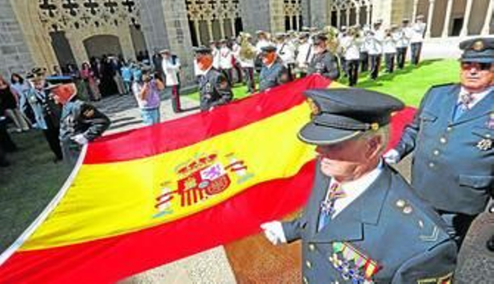El traslado y la izada de la bandera española sirvieron de apertura al acto celebrado en los Claustros de Santo Domingo.