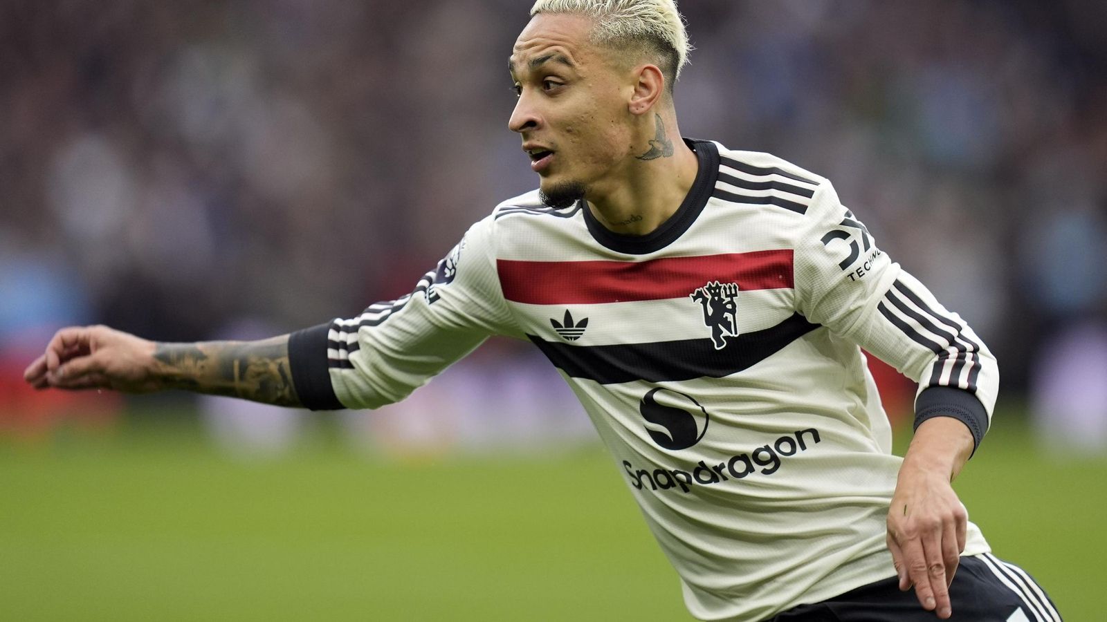 Antony, en un encuentro con la camiseta del Manchester United.