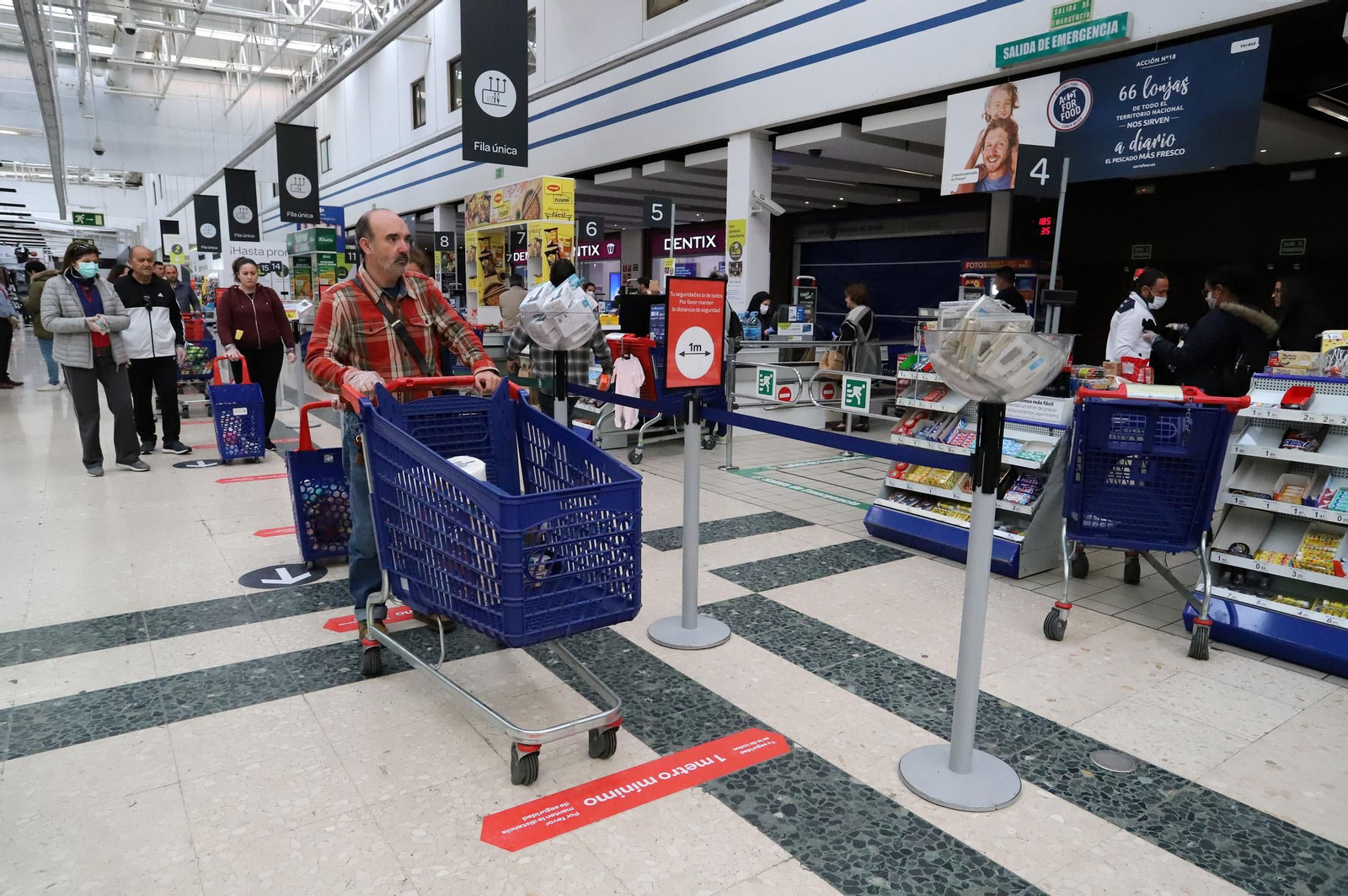 Imágenes de la situación y organización en los supermercados de Huelva