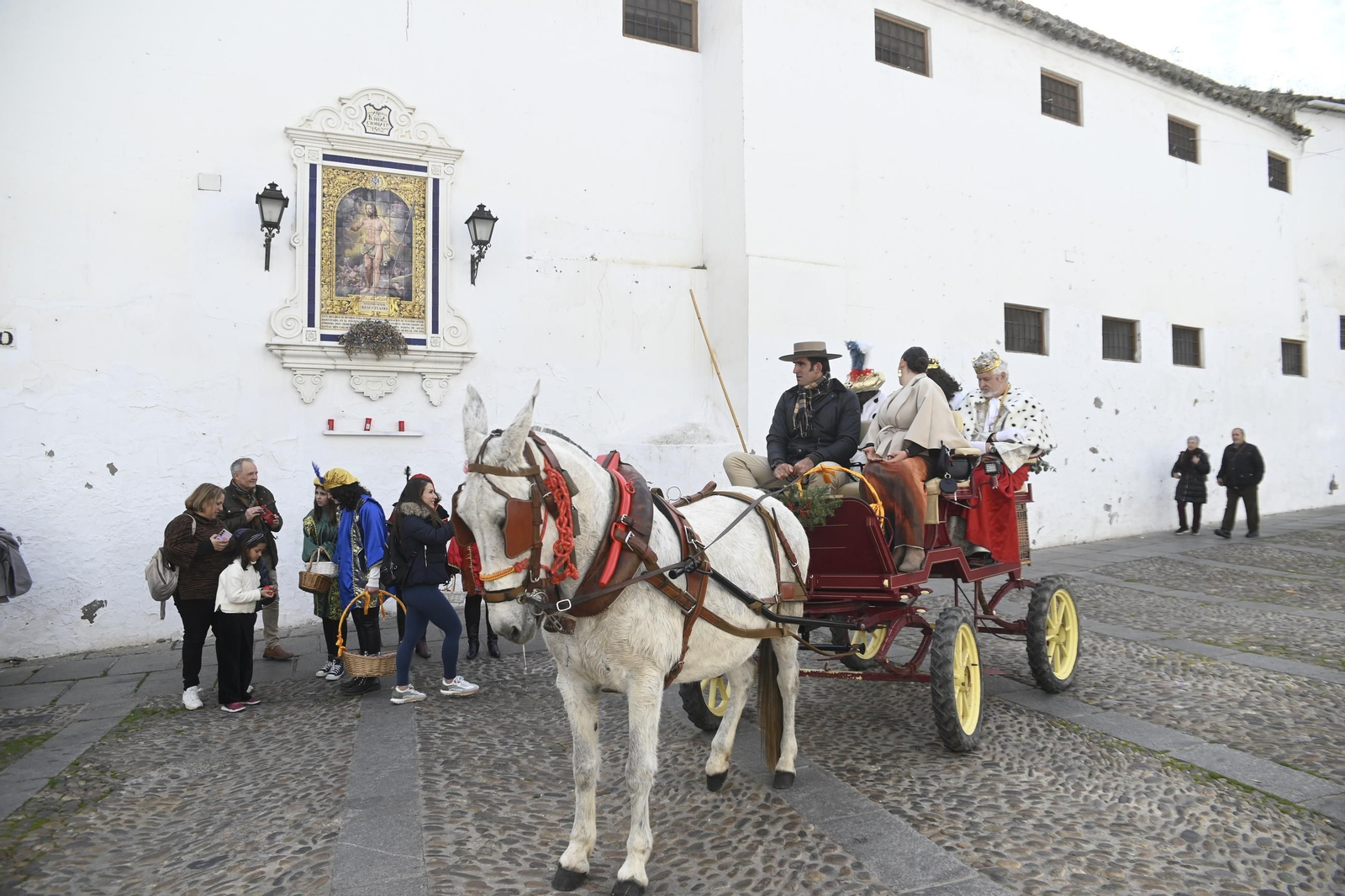 Los Reyes Magos pasean por Córdoba en coche de caballos, en imágenes
