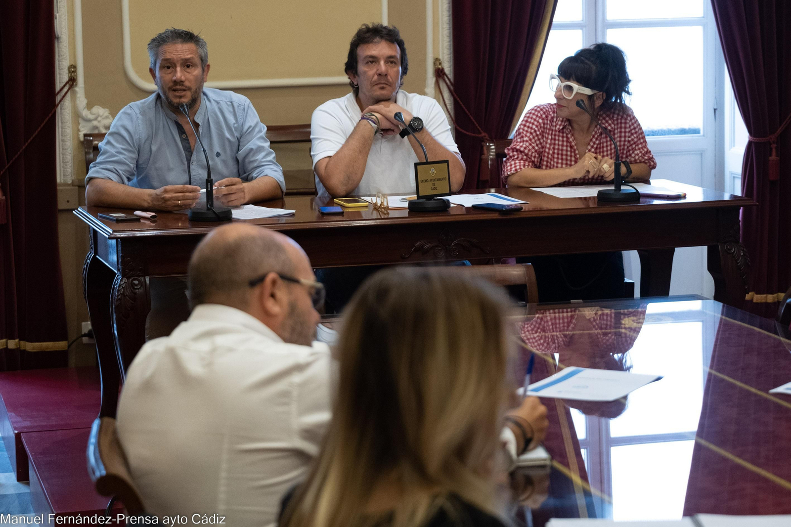 Carlos Paradas, José María González y Monte Mures, este martes, durante la rueda de prensa de presentación del plan de ayudas para los comercios