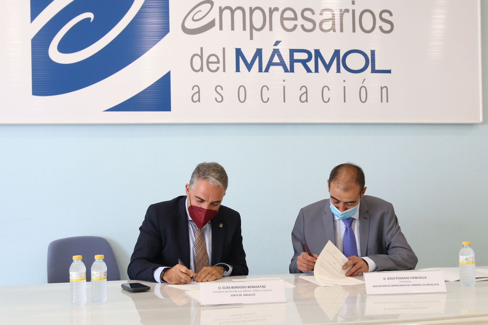 Las imágenes de la visita de Bendodo a Cosentino y la firma de la adenda con Extenda y la AEMA