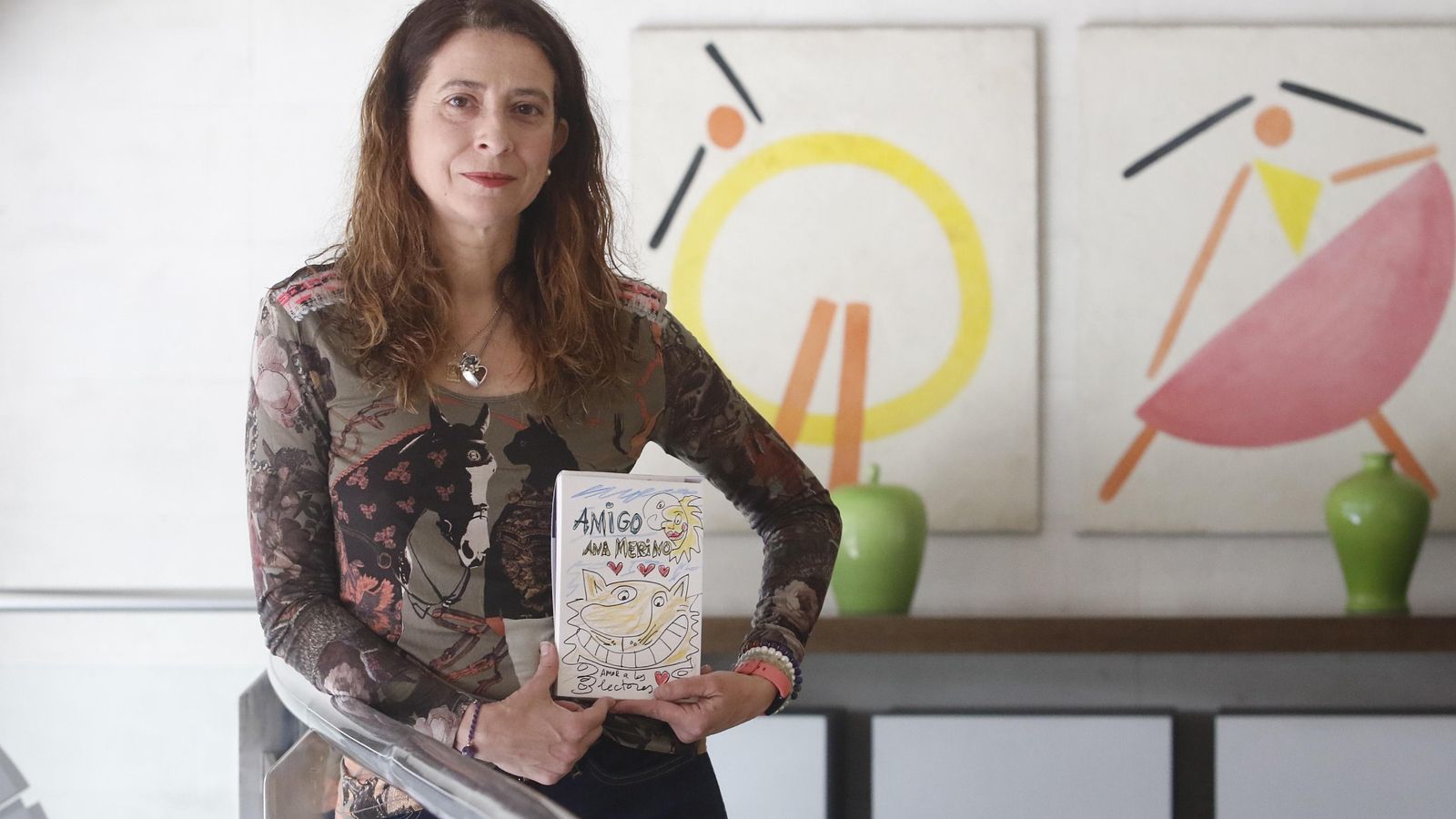Ana Merino posa con un dibujo realizado por ella misma.