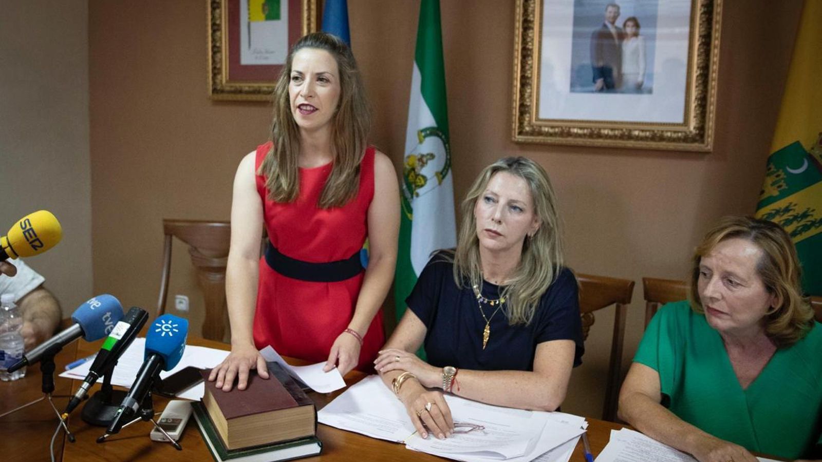 La nueva alcaldesa, Elisabet Barnés, prometiendo su cargo