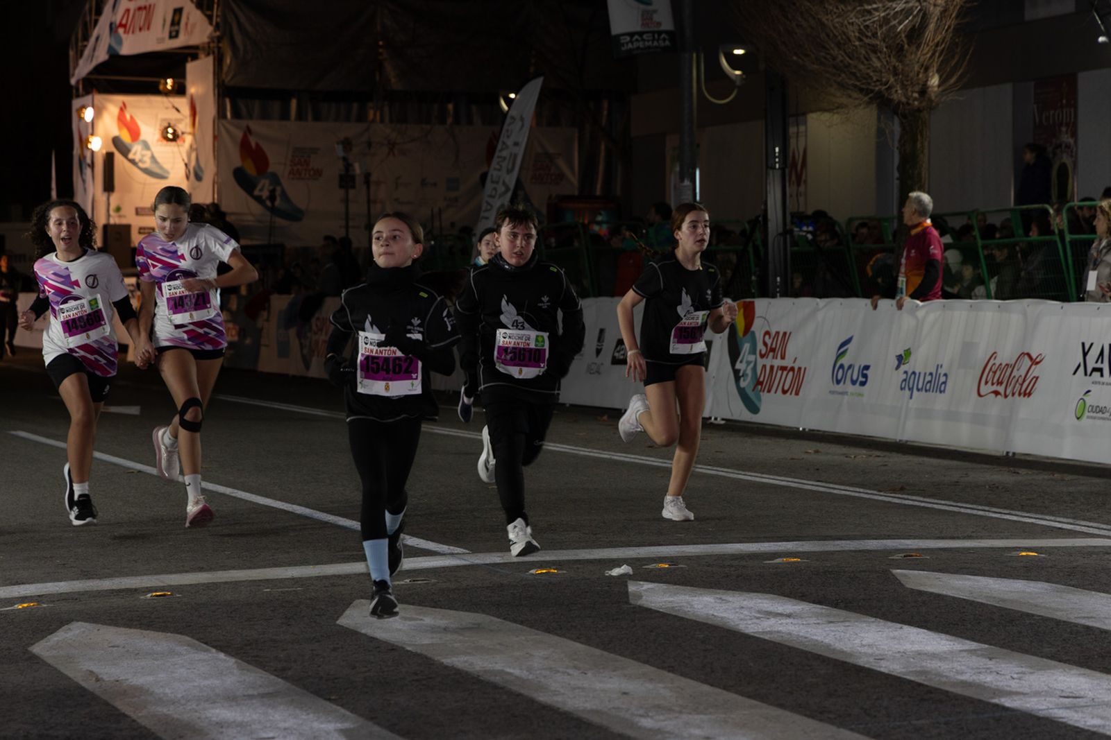 En imágenes: 2.000 atletas brillan con luz propia en la infantil de la Carrera de San Antón 2026