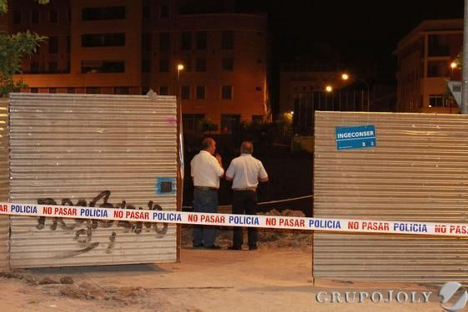 La Policía ha acordonado la zona donde se acomenten las obras.  Foto: Gines Quiñones