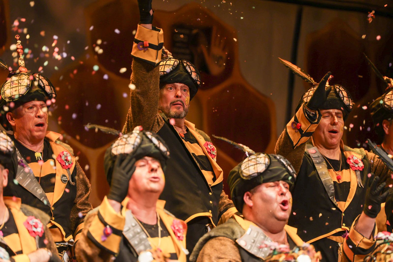 Imágenes de la actuación del coro de Huelva "La Rendición de los Bribones" en el Carnaval Colombino