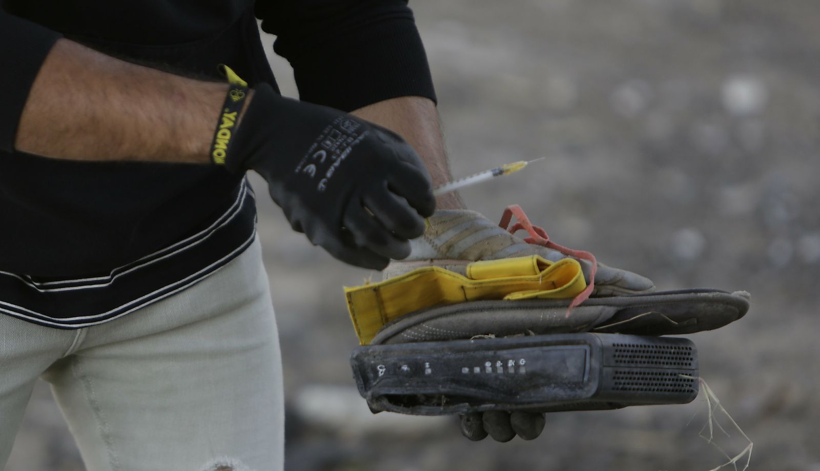 Recogida de basuras junto al río por el proyecto Mares Circulares.