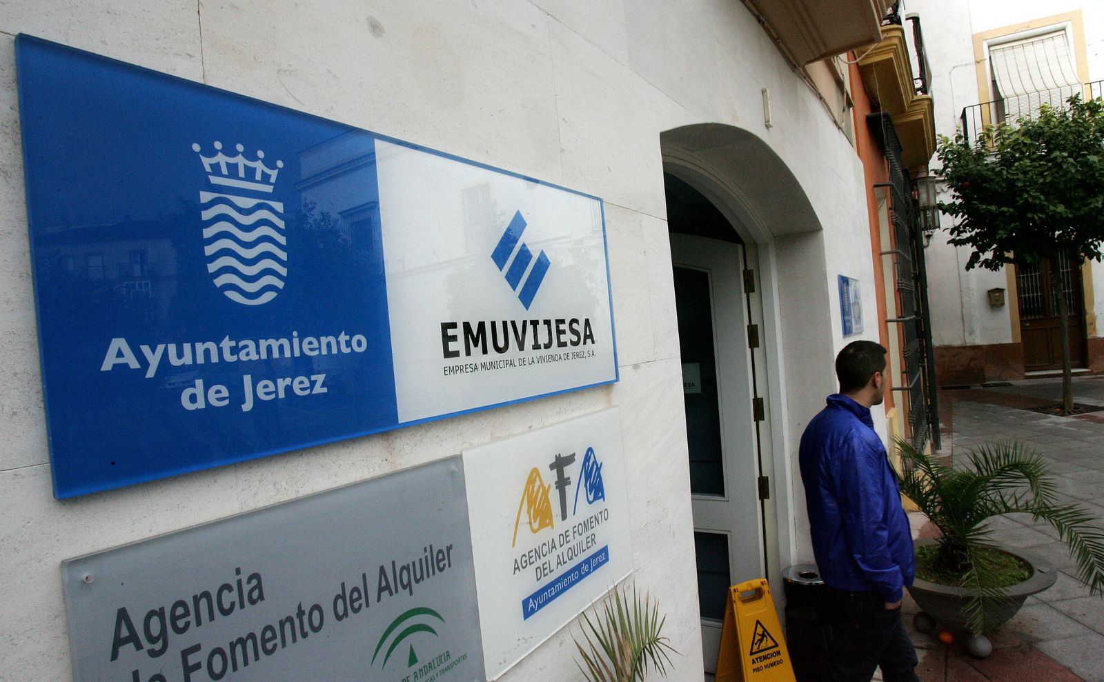 Entrada de la sede de Emuvijesa , en la céntrica plaza Peones.