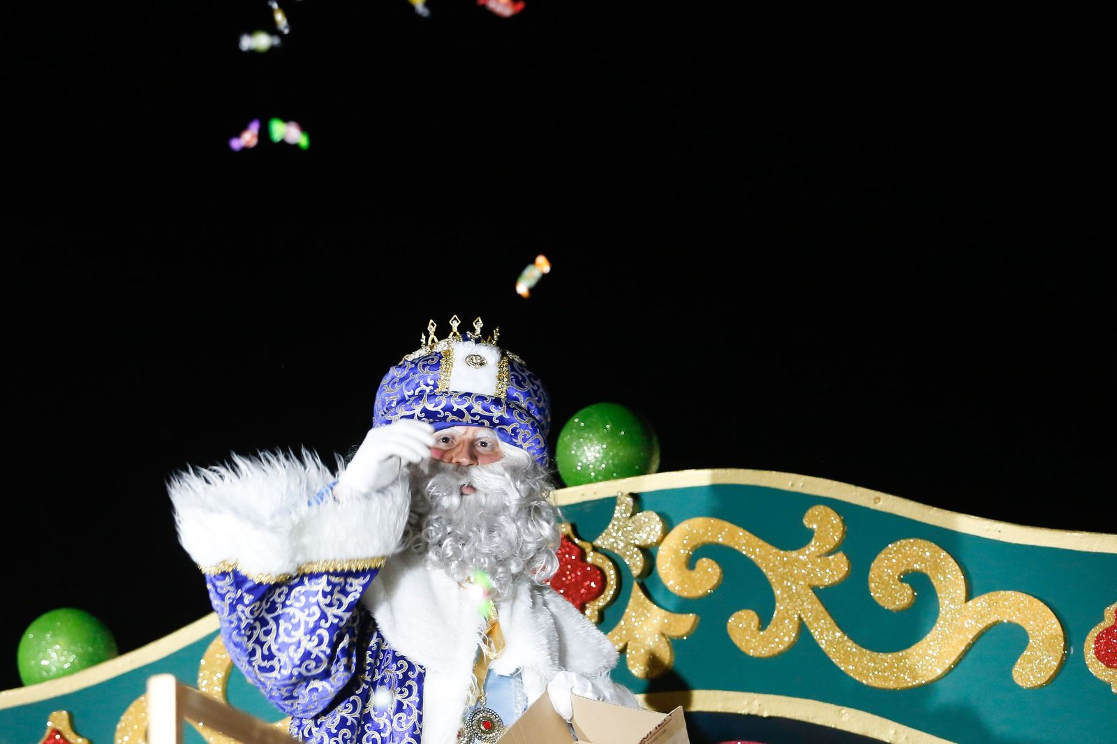 Búscate en las fotos de la cabalgata de Reyes Magos 2026 en Los Barrios