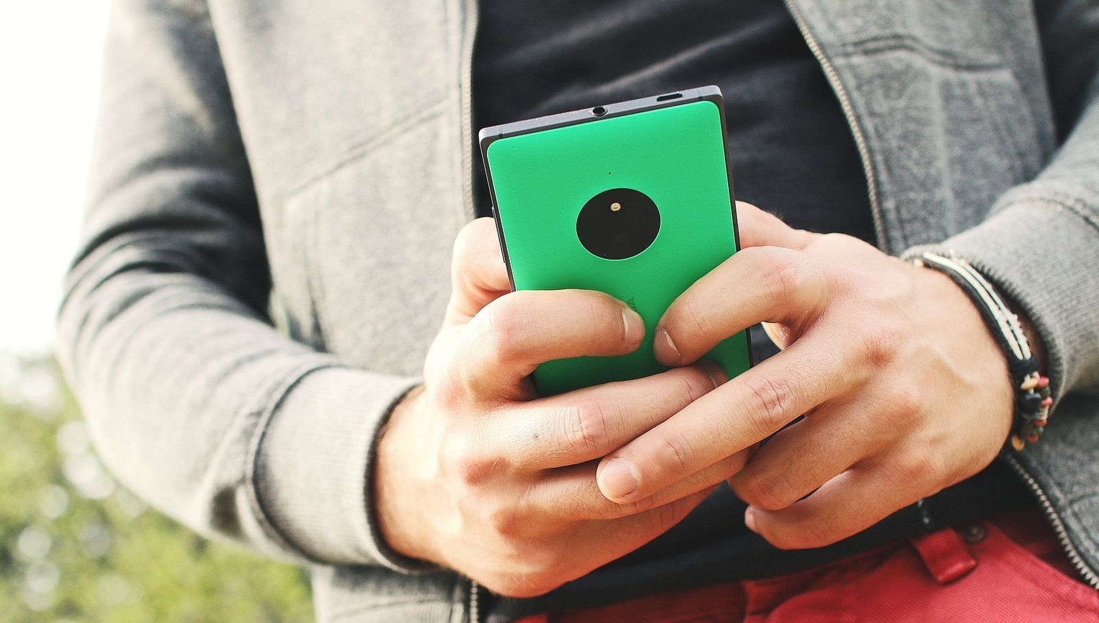 Una persona con un teléfono móvil.