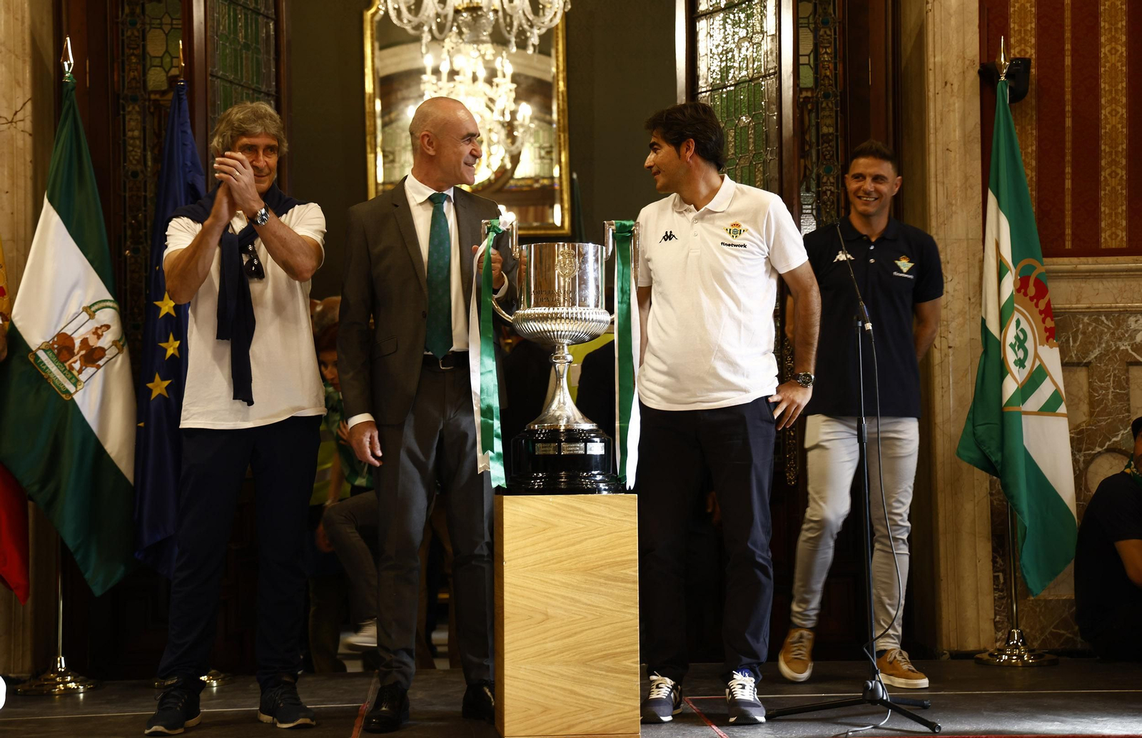 Las imágenes de la celebración del Betis por las calles de Sevilla