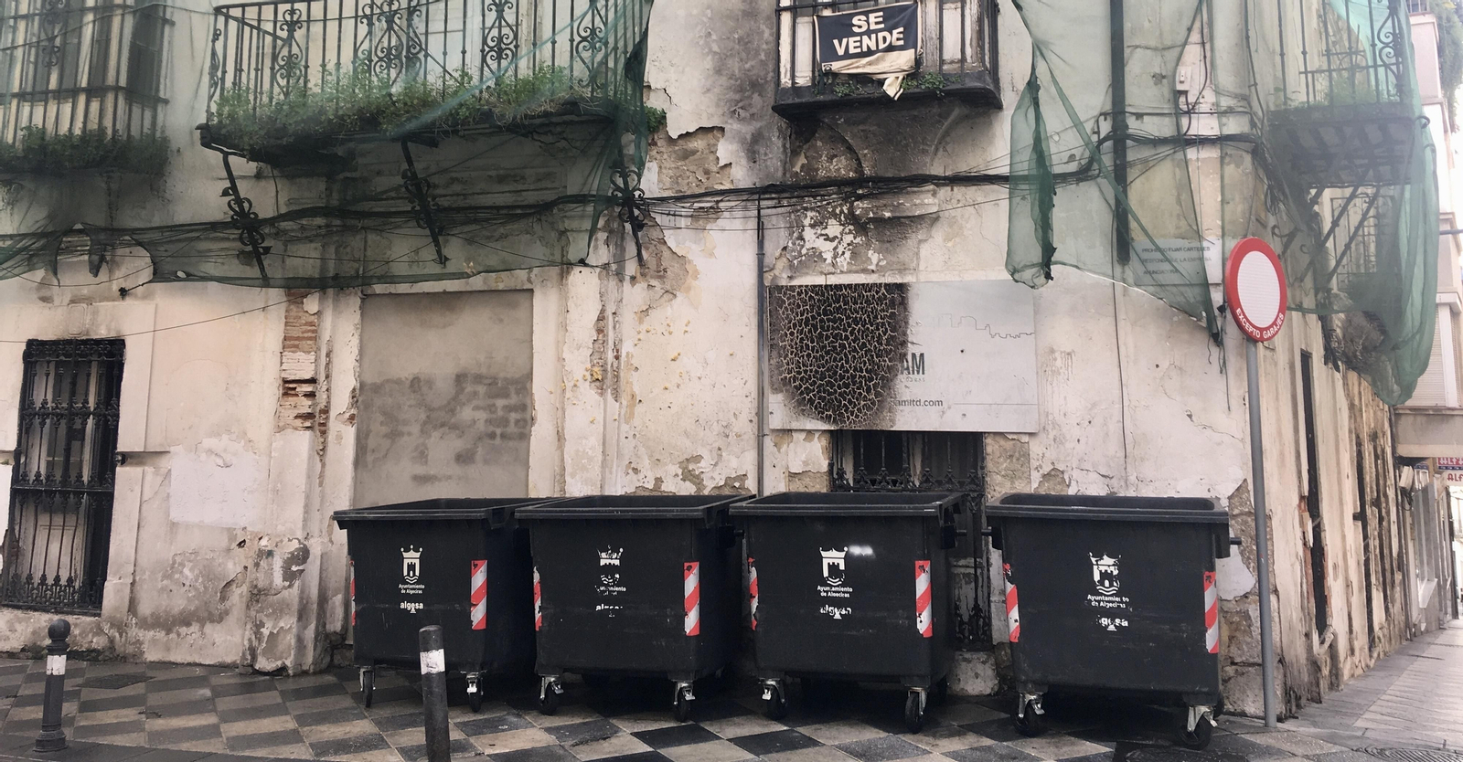 Contenedores en la calle Ventura Morón, en las traseras de la iglesia de La Palma.