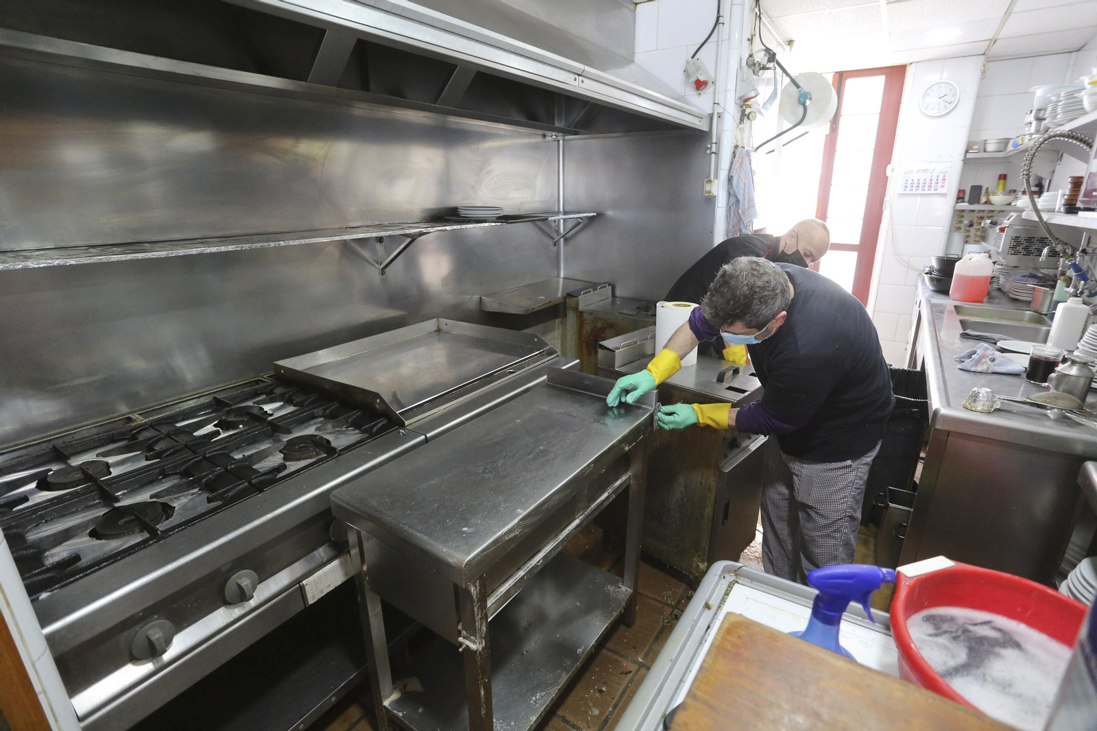 Las fotos de los trabajos en los paseos marítimos y chiringuitos de Málaga para paliar los efectos del temporal