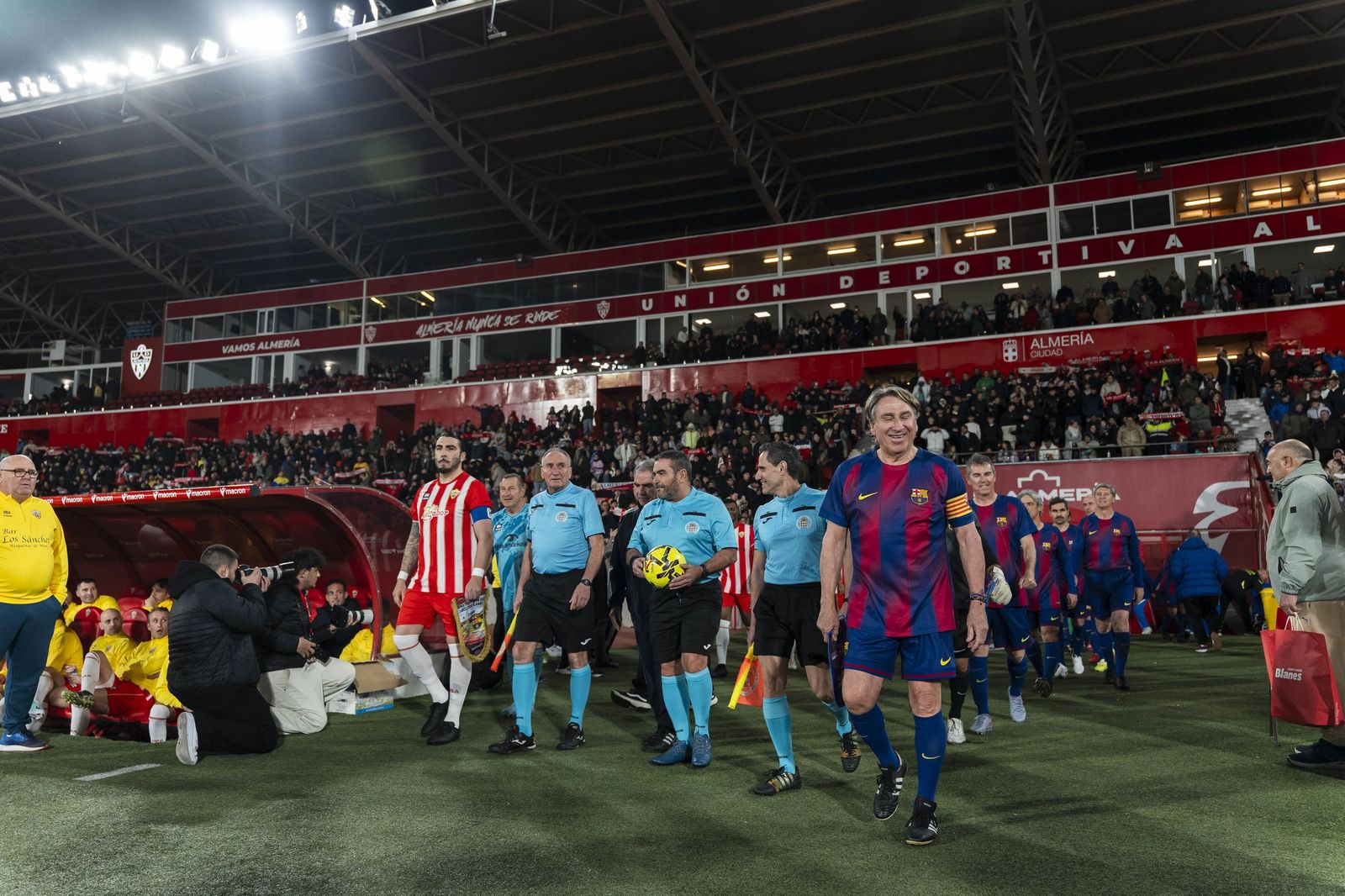 Fotogalería del partido homenaje a Guillermo Blanes entre los veteranos de la UD Almería y el FC Barcelona