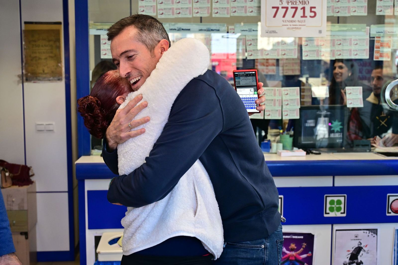 Abrazos en la administración 'El Trébol Dorado' de Las Cabañuelas en Vícar.