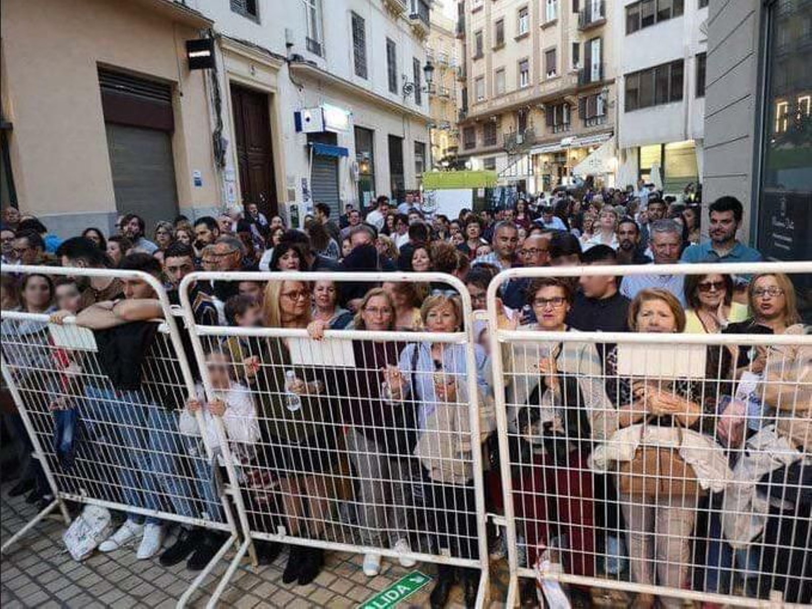 Ciudadanos detrás de las vallas.