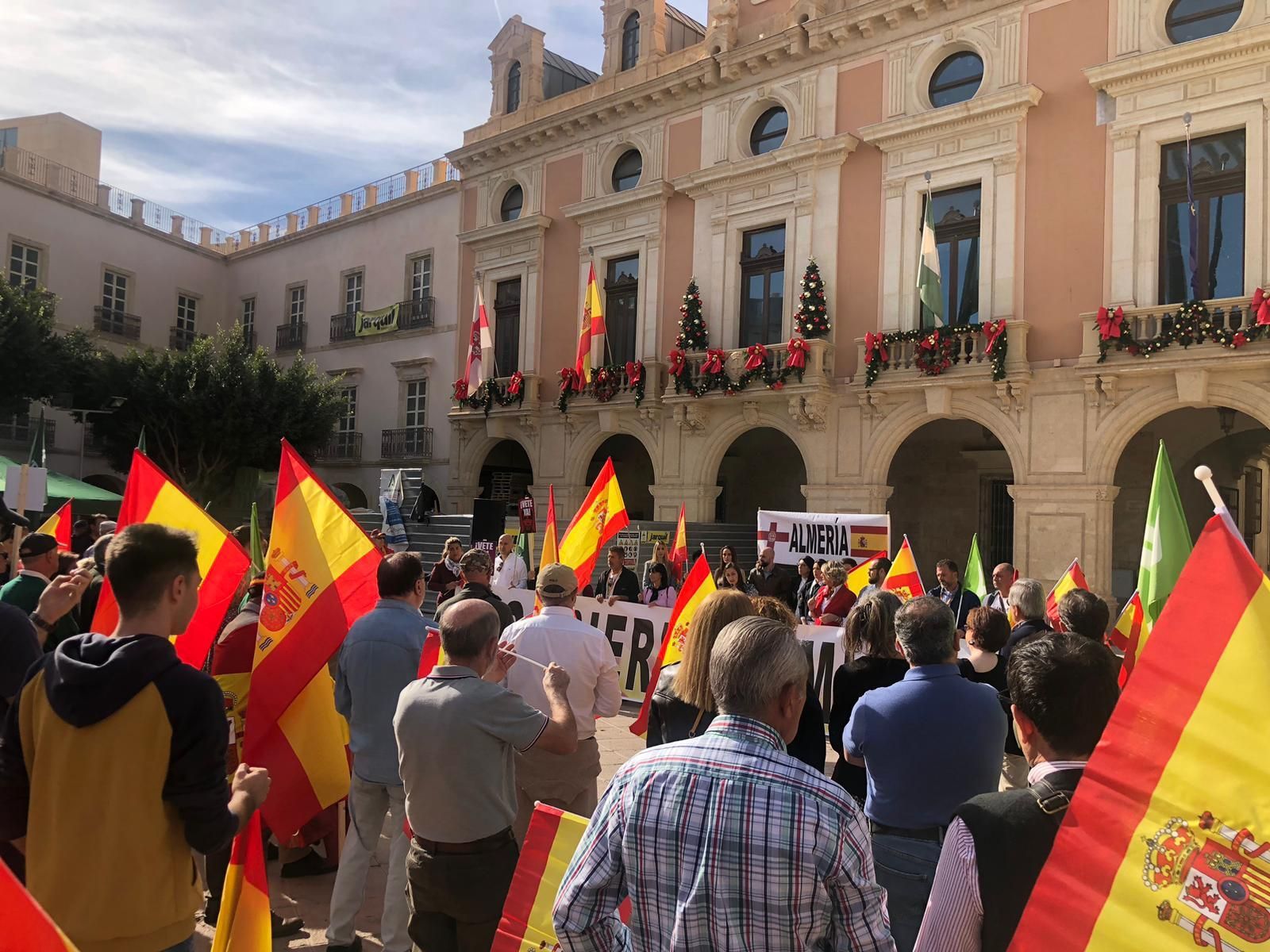 Vox moviliza a 300 simpatizantes y ciudadanos para pedir la dimisión del Gobierno de Sánchez en Almería