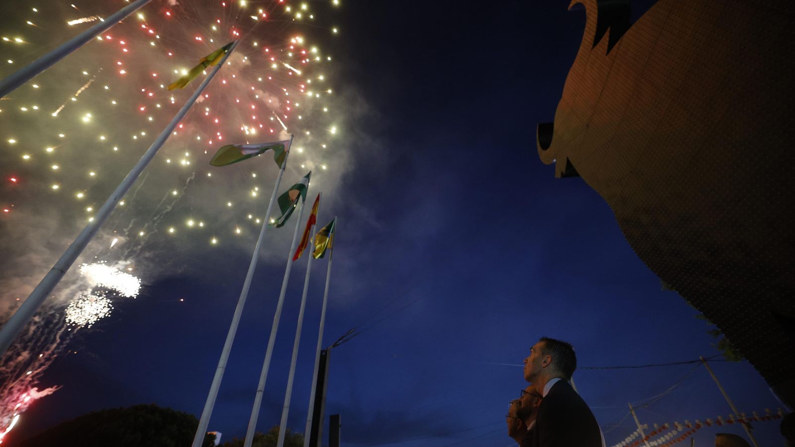 Los fuegos artificiales se han podido disfrutar antes del encendido del alumbrado. Los fuegos artificiales se han podido disfrutar antes del encendido del alumbrado.